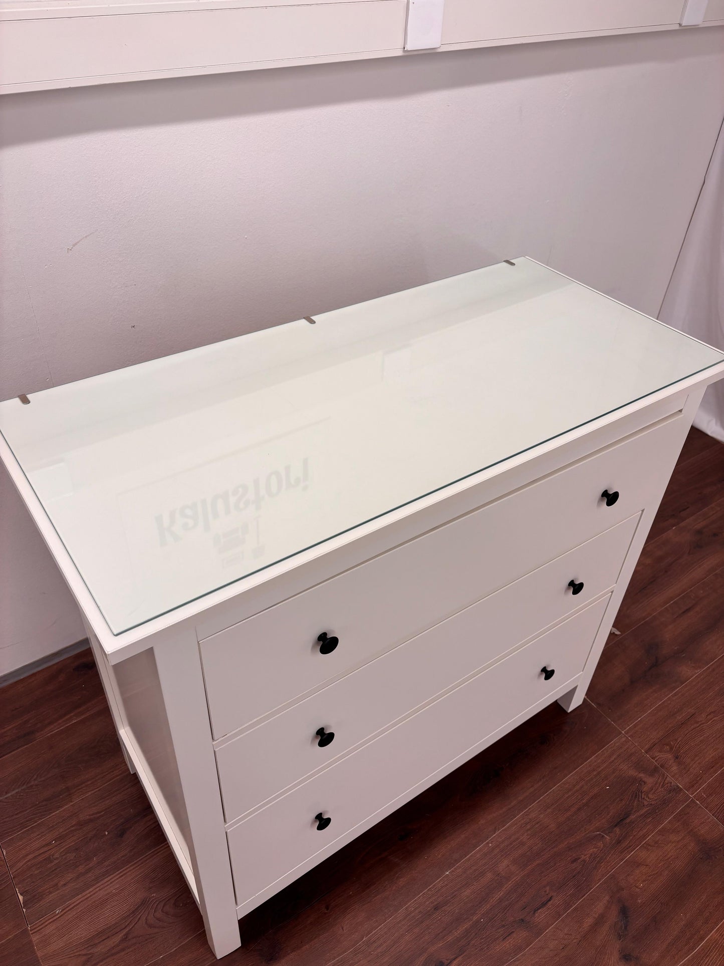 Ikea Hemnes lipasto lasilevyllä Kalustori