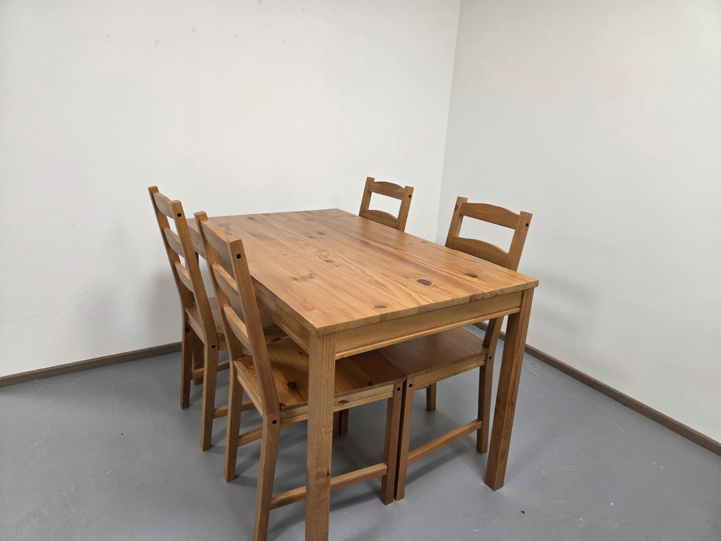 Ikea Jokkmokk Ruokapöytä ja 4 Tuolia