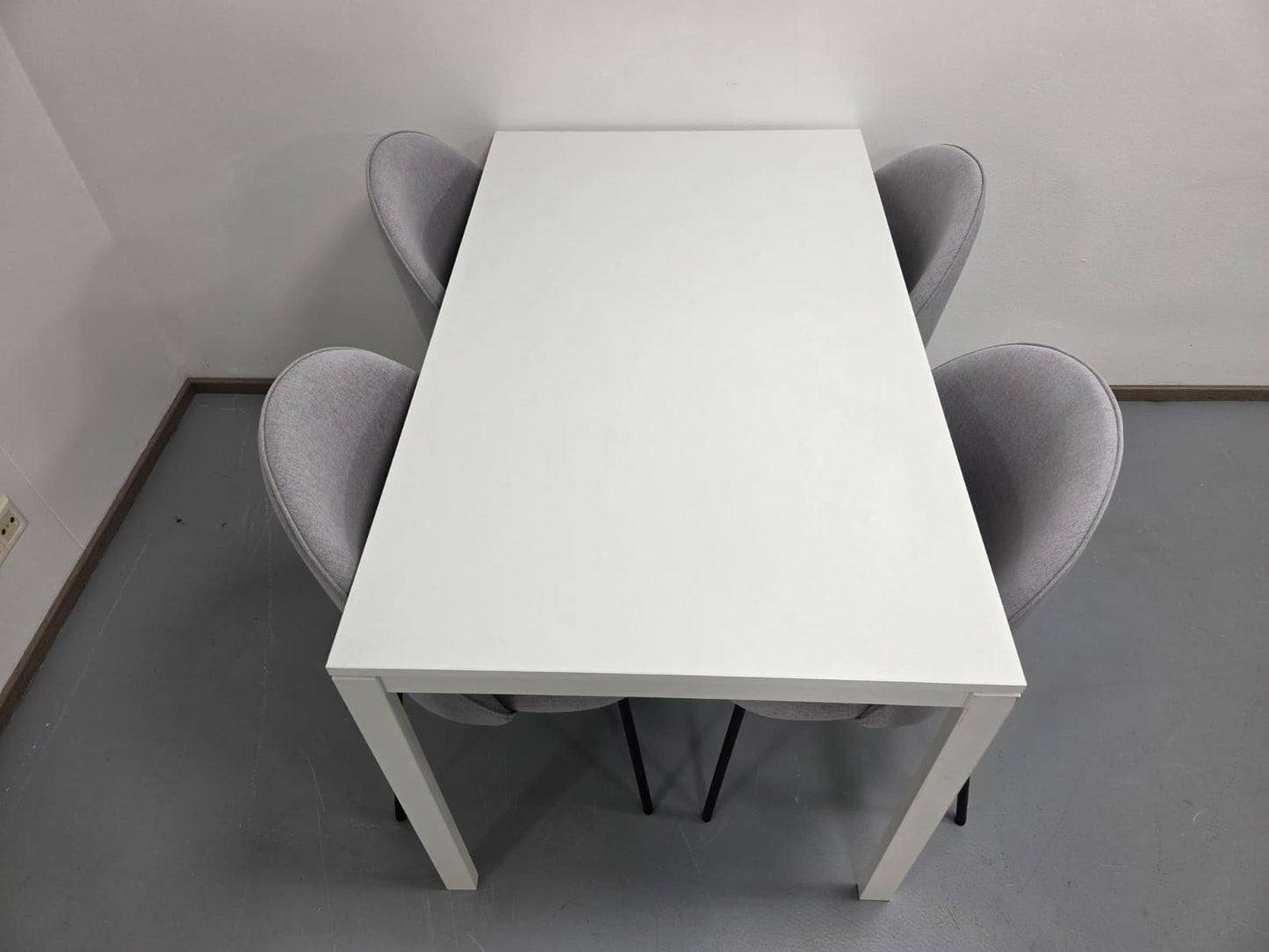 Ikea Melltorp Ruokapöytä ja 4 Tuolia