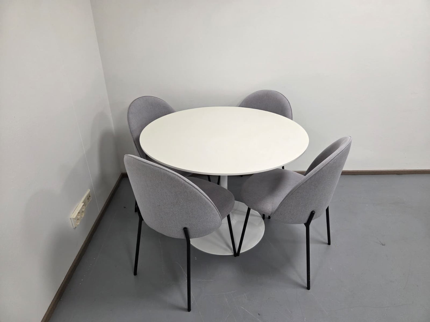 Pyöreä Ruokapöytä ja 4 Tuolia