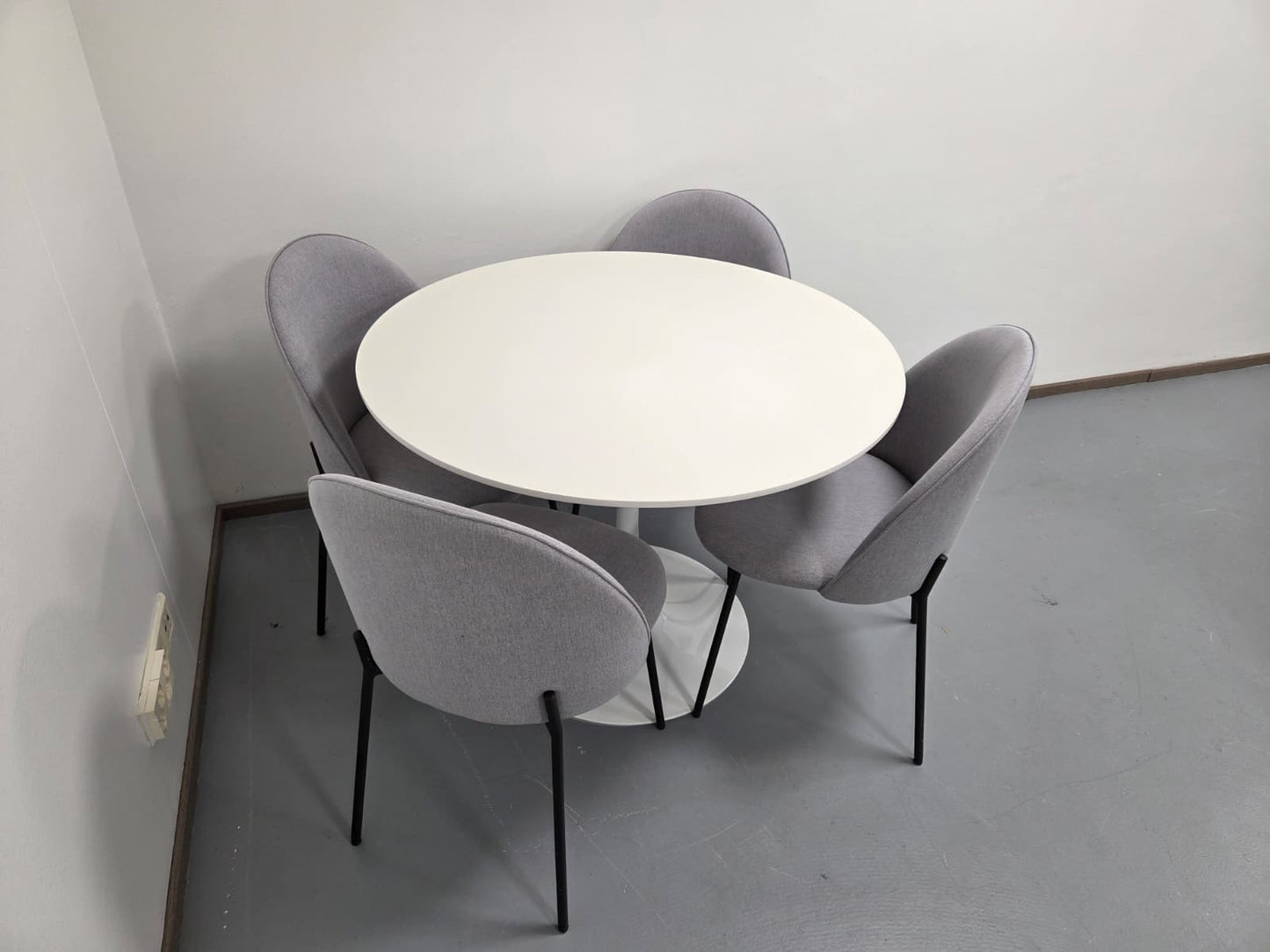 Pyöreä Ruokapöytä ja 4 Tuolia