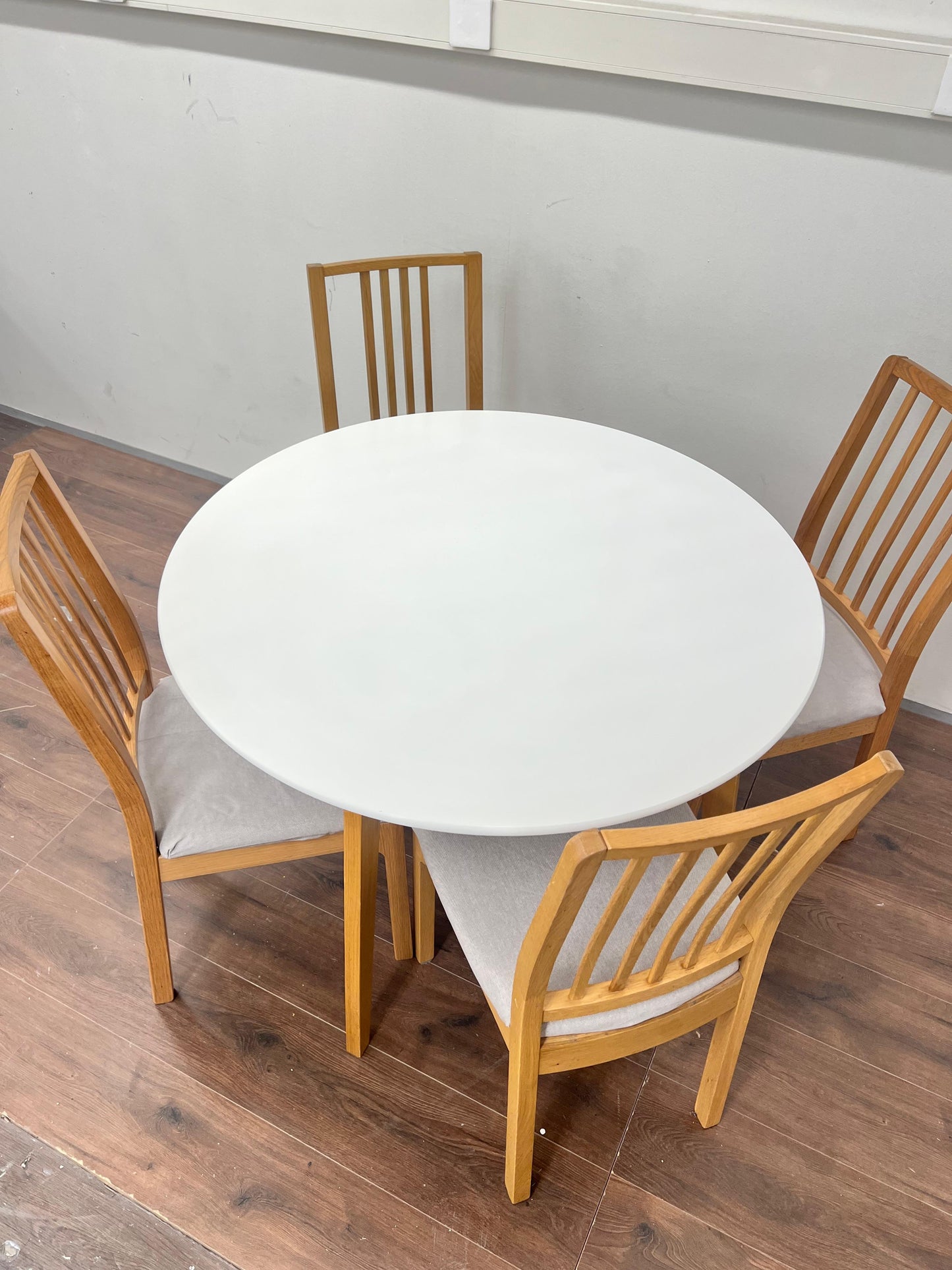 Jysk Jegind Pyöreä ruokapöytä ja 4 Ikea Ekadalen tuolit Kalustori
