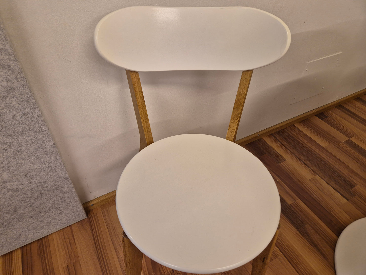 Ikea Docksta Pyöreä Ruokapöytä ja 3 Jysk Jegind Tuolia