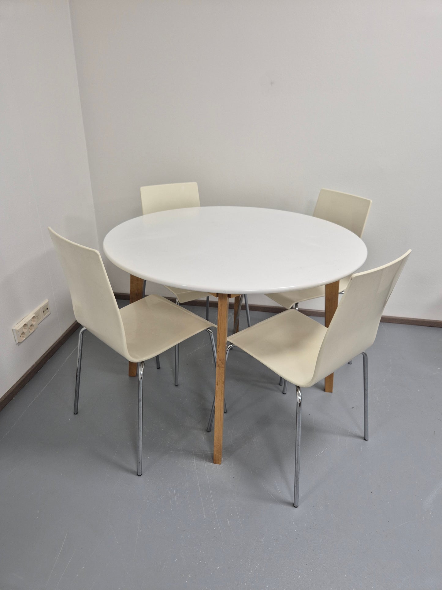 Jysk Jegind Ruokapöytä ja 4 Tuolia