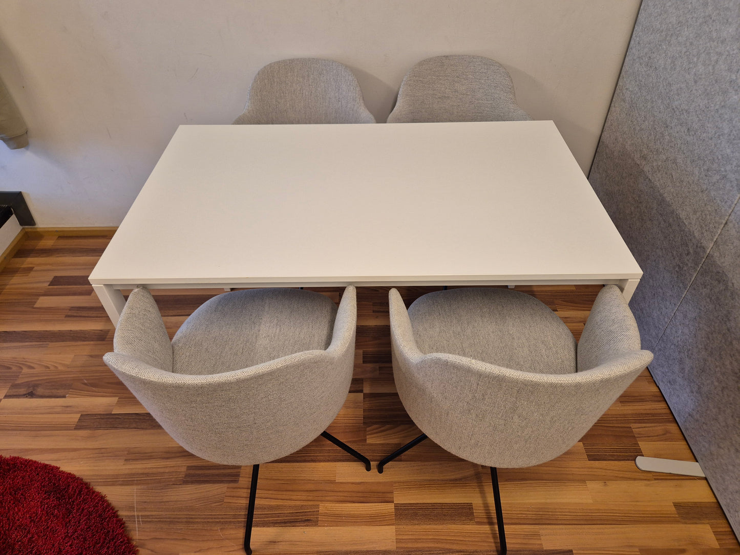 Ikea Melltrop Pöytä ja 4 Pyörivä Tuolia