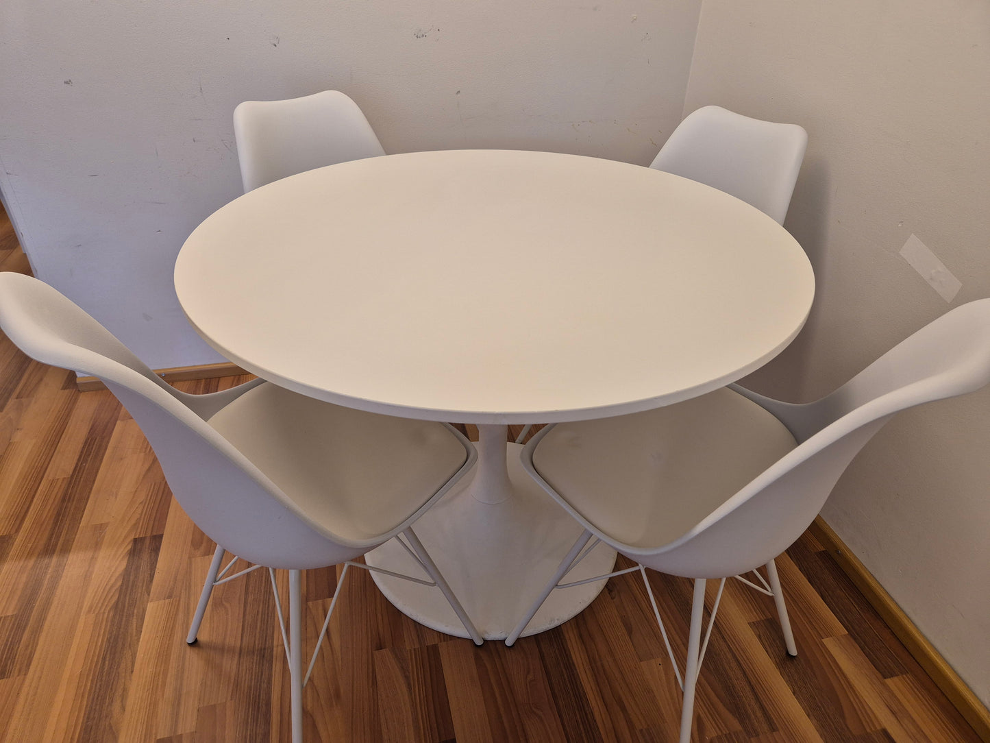 Ikea Docksta Pyöreä Ruokapöytä ja 4 Tuolia