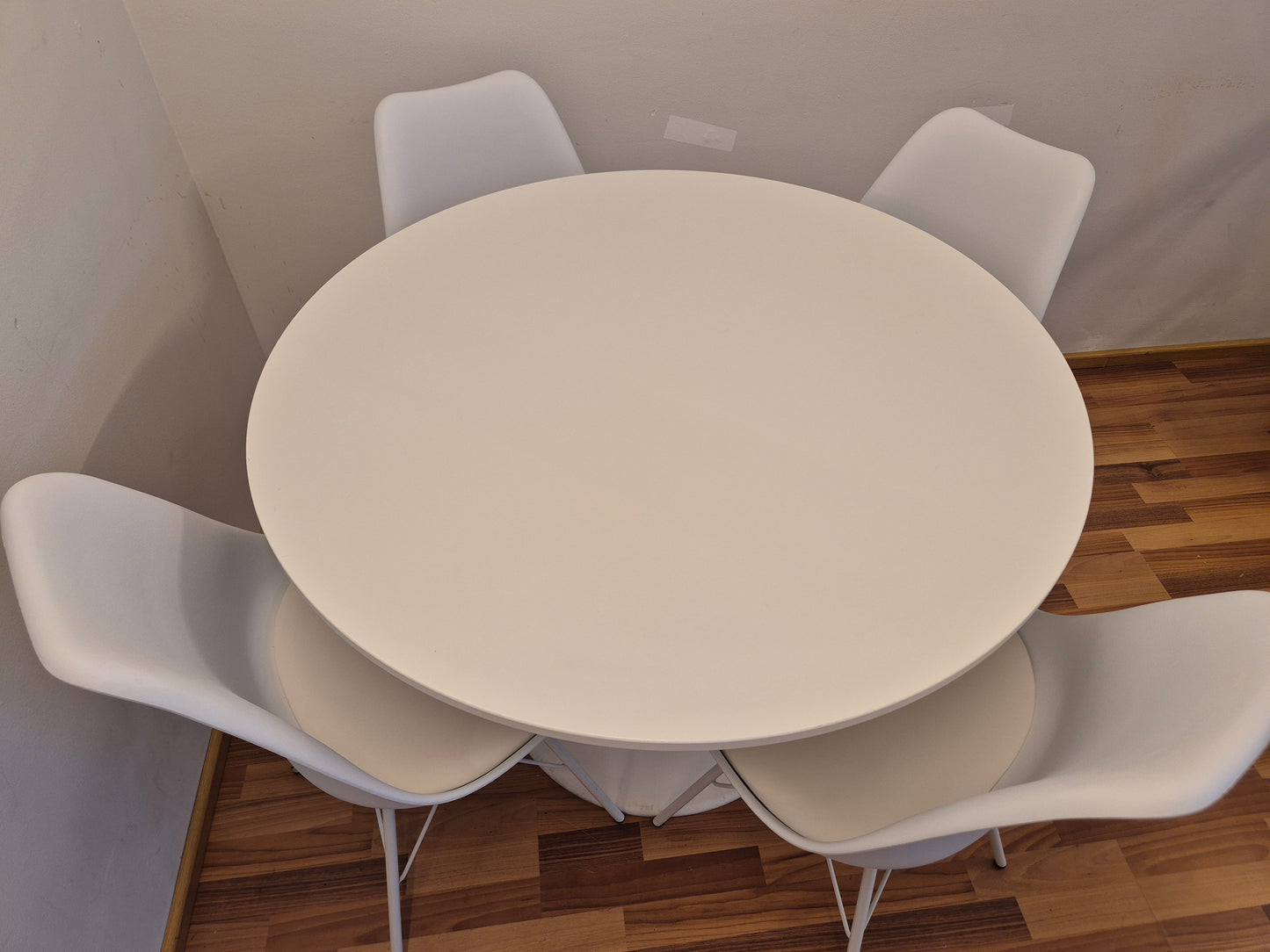 Ikea Docksta Pyöreä Ruokapöytä ja 4 Tuolia