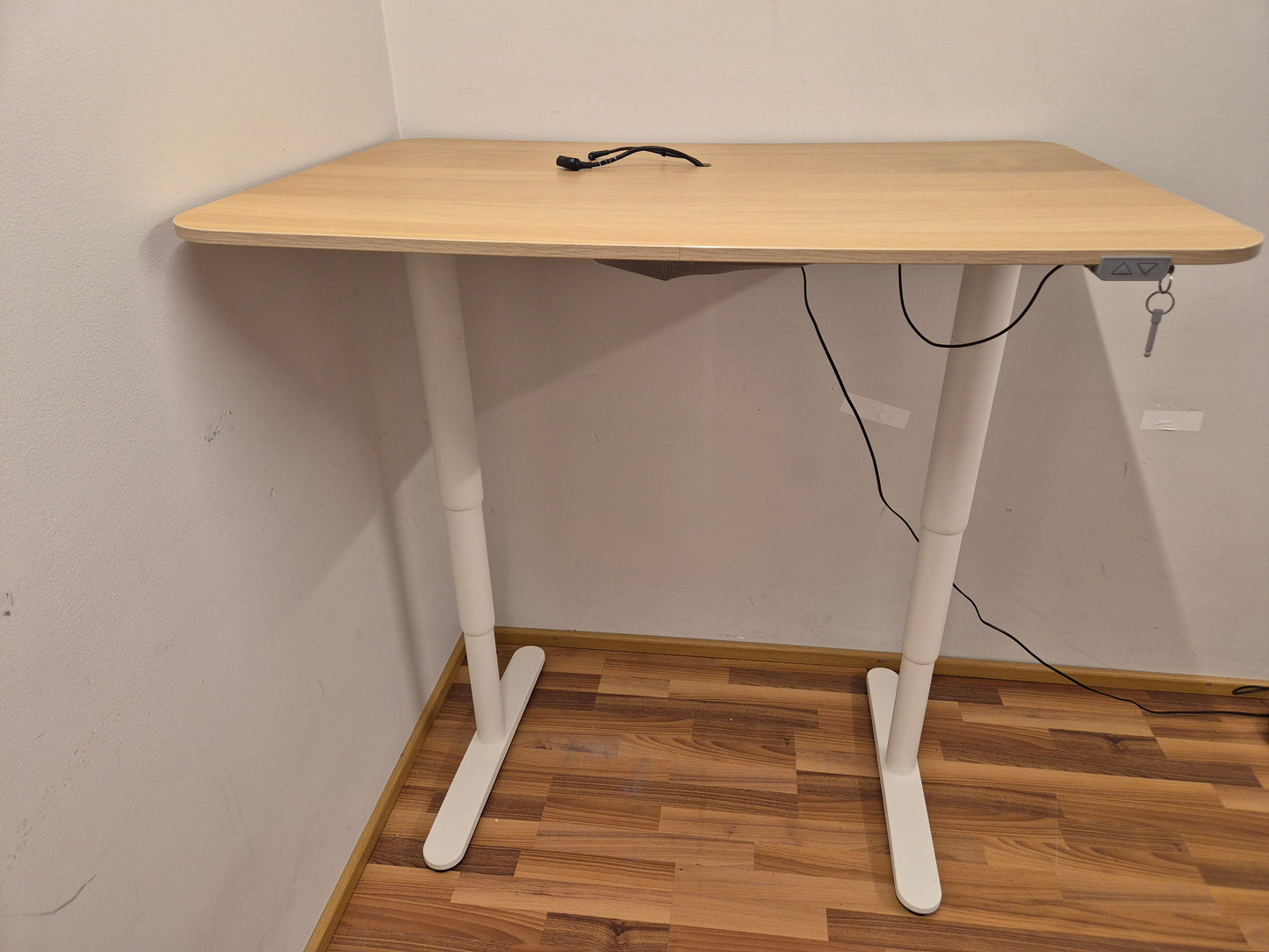 Ikea Bekant Sähköpöytä