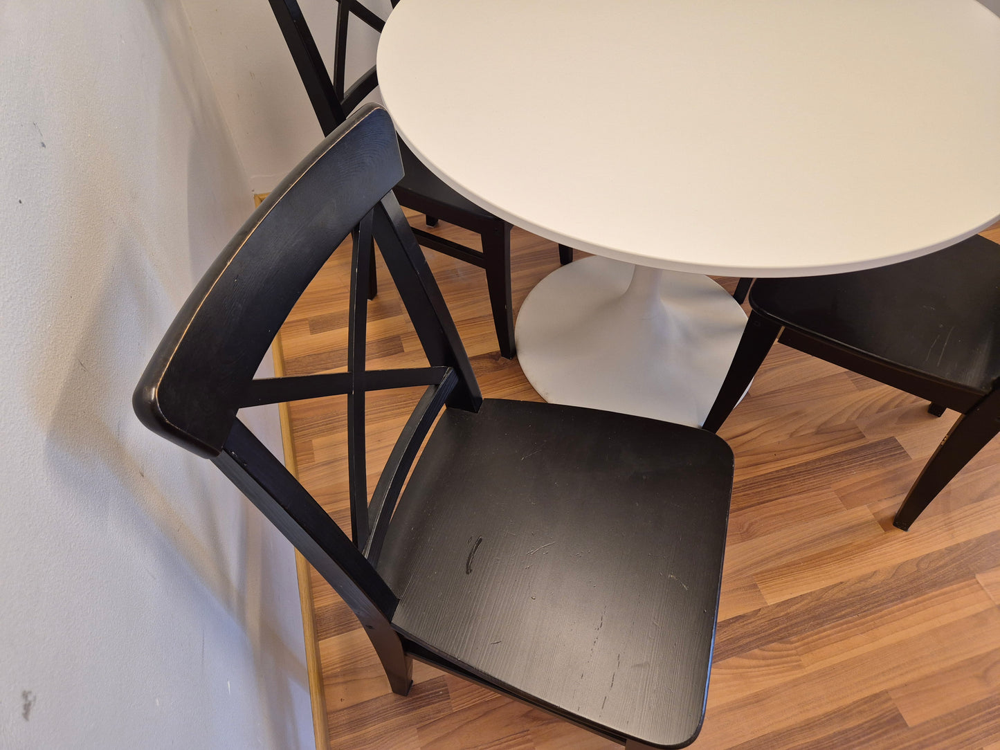 Ikea Docksta Pyöreä Ruokapöytä ja 4 Tuolia