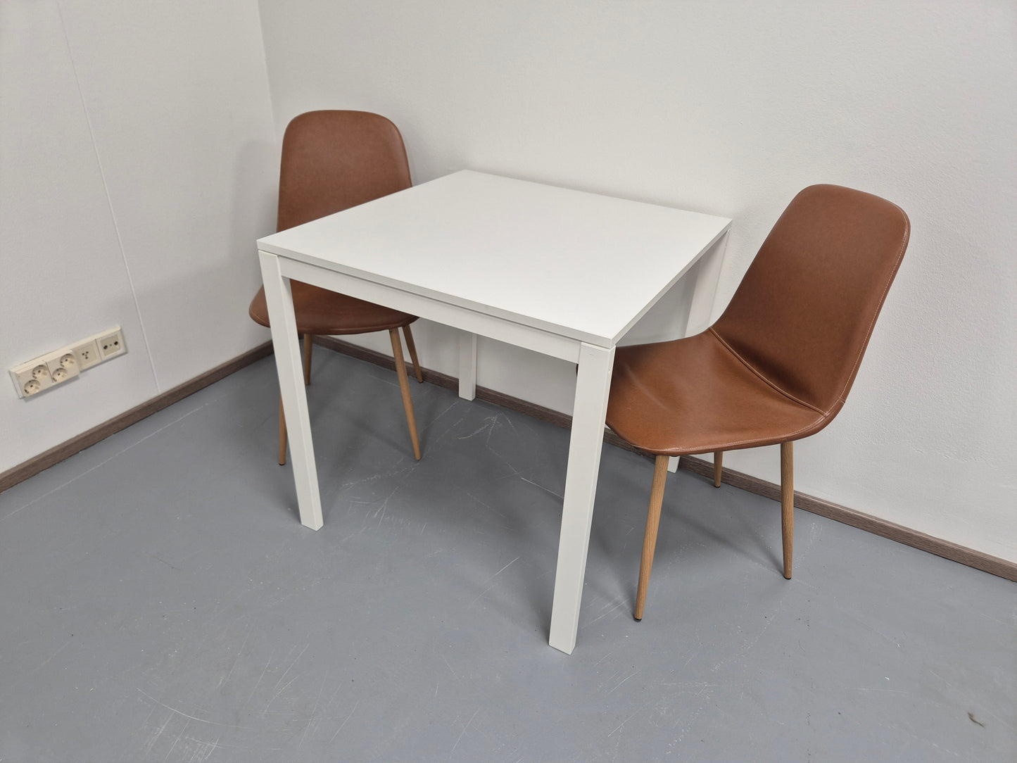 Ikea Melltorp Ruokapöytä ja 2 Jysk Tuoli