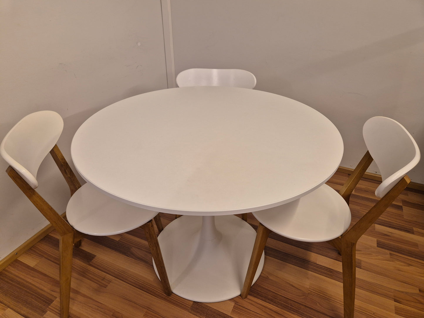 Ikea Docksta Pyöreä Ruokapöytä ja 3 Jysk Jegind Tuolia