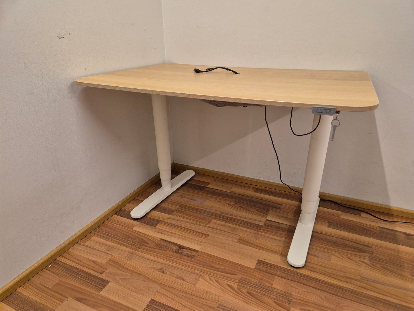 Ikea Bekant Sähköpöytä
