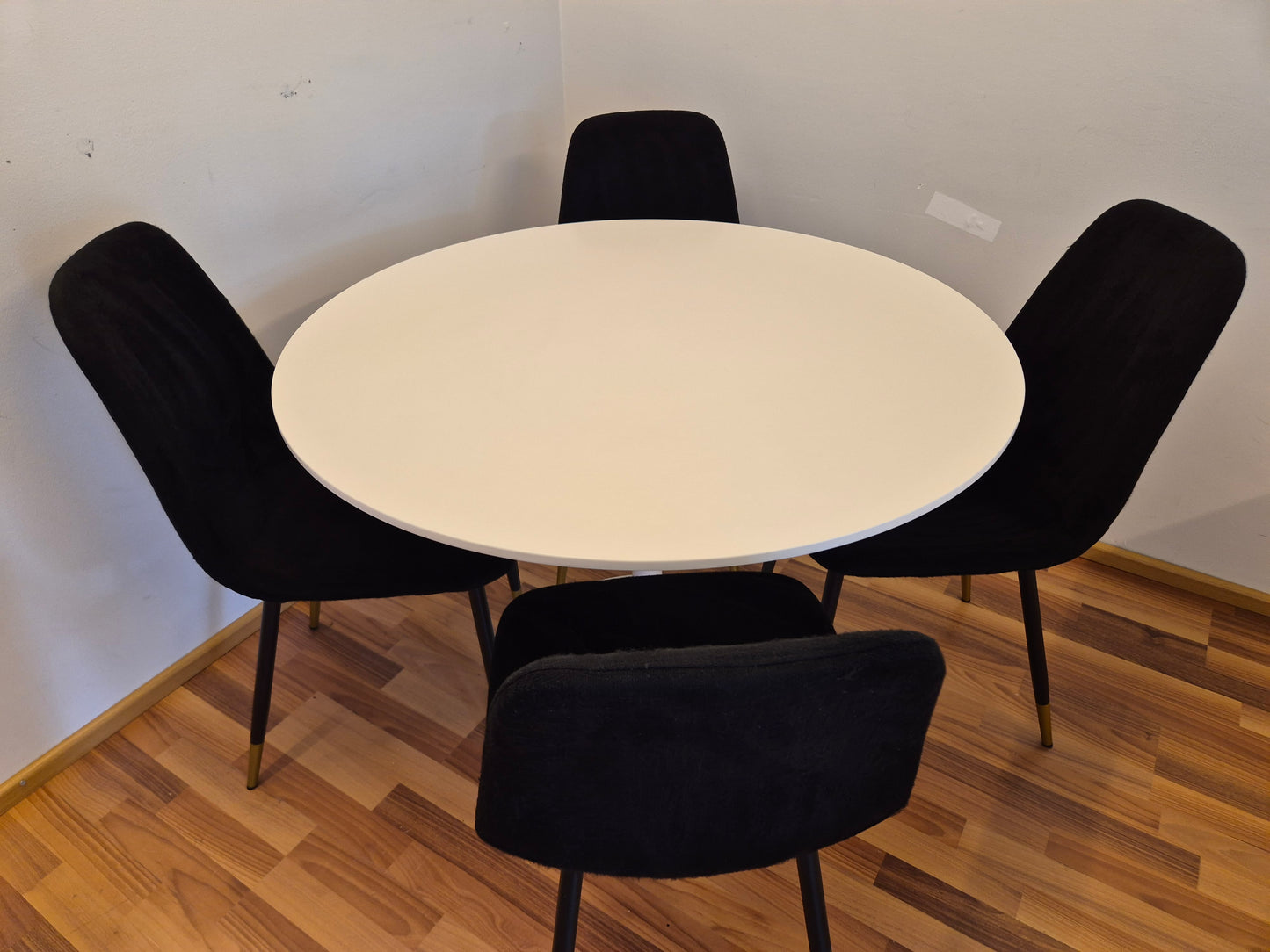 Pyöreä Ruokapöytä ja 4 Tuolia