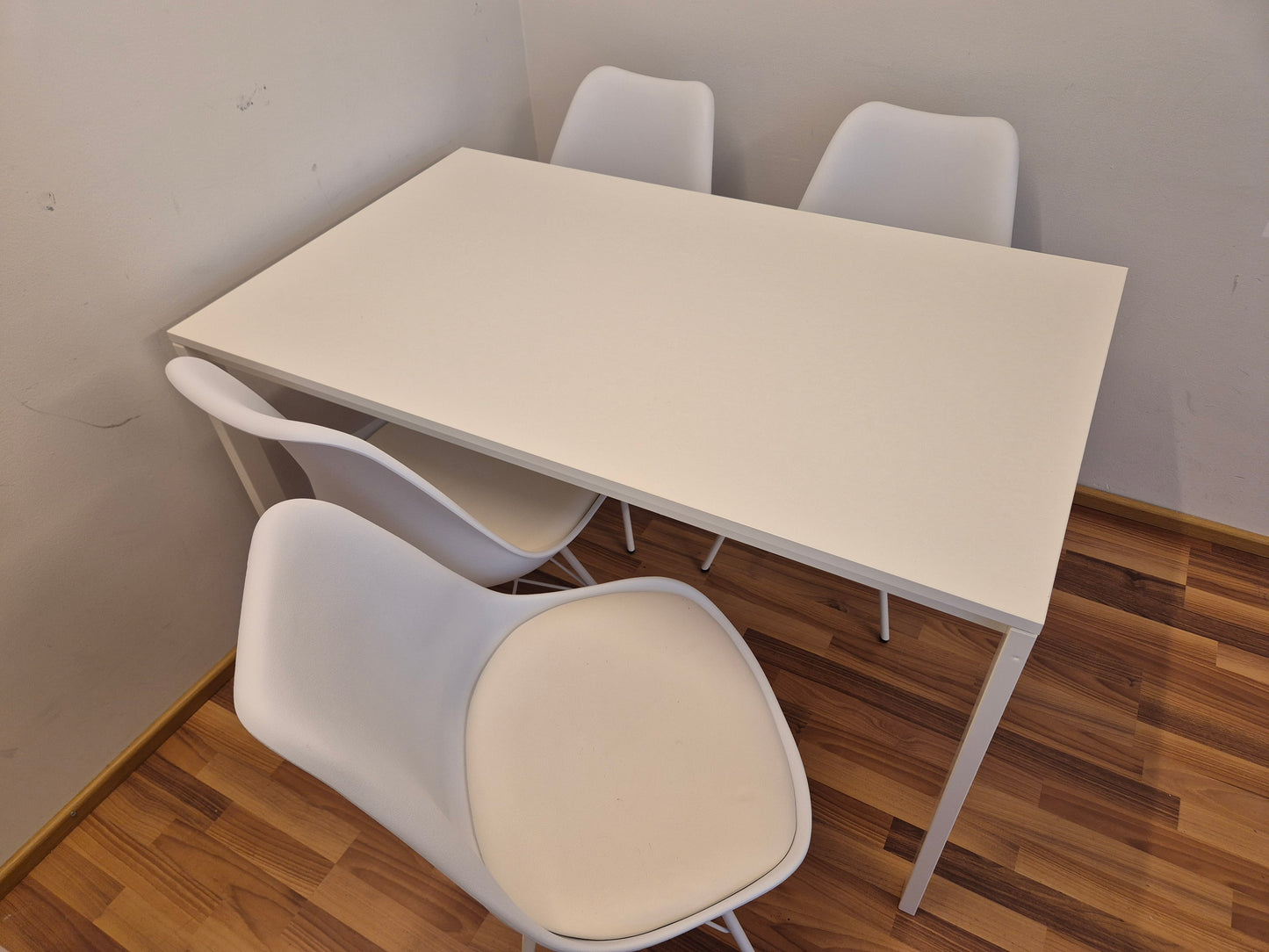 Ikea Melltorp Ruokapöytä ja 4 Tuolia