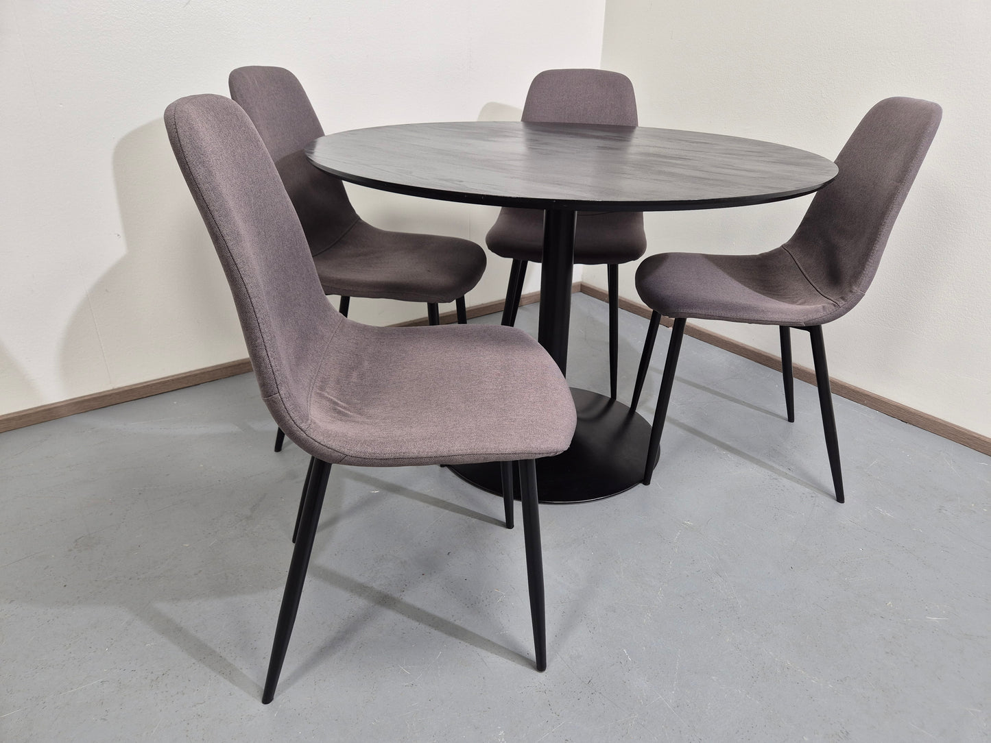 Ruokapöytä ja 4 Tuolia