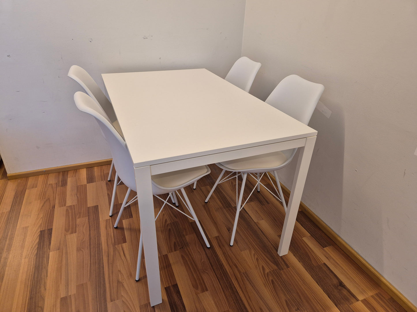 Ikea Melltorp Ruokapöytä ja 4 Tuolia