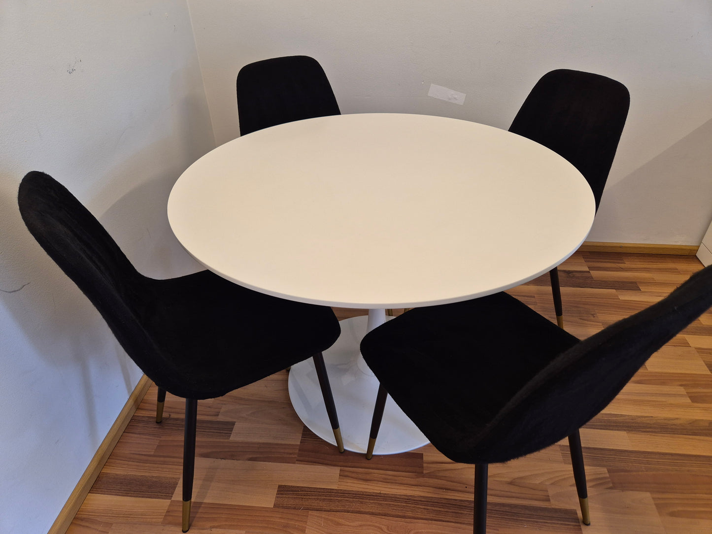 Pyöreä Ruokapöytä ja 4 Tuolia