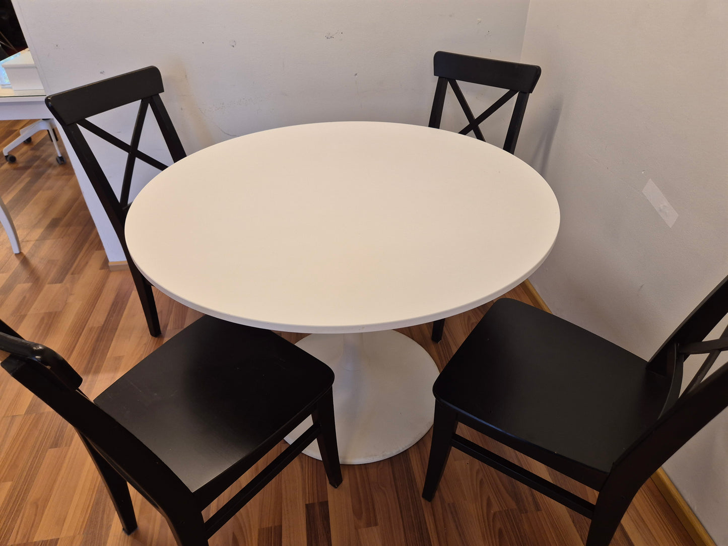 Ikea Docksta Pyöreä Ruokapöytä ja 4 Tuolia