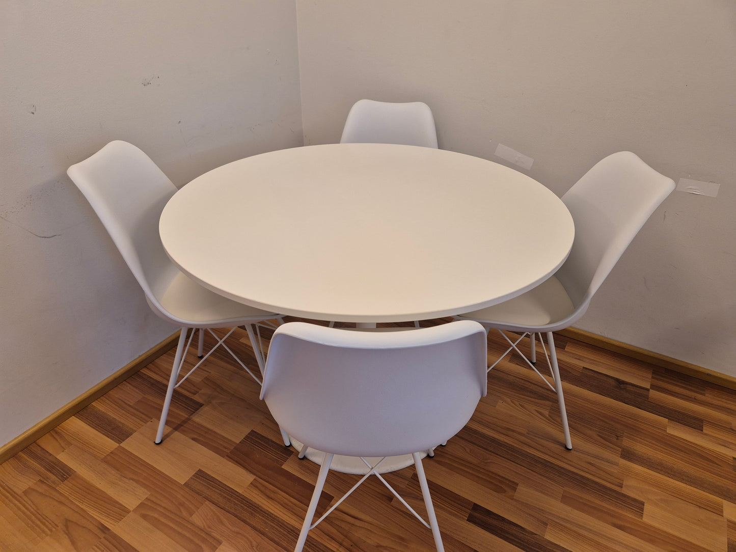 Ikea Docksta Pyöreä Ruokapöytä ja 4 Tuolia