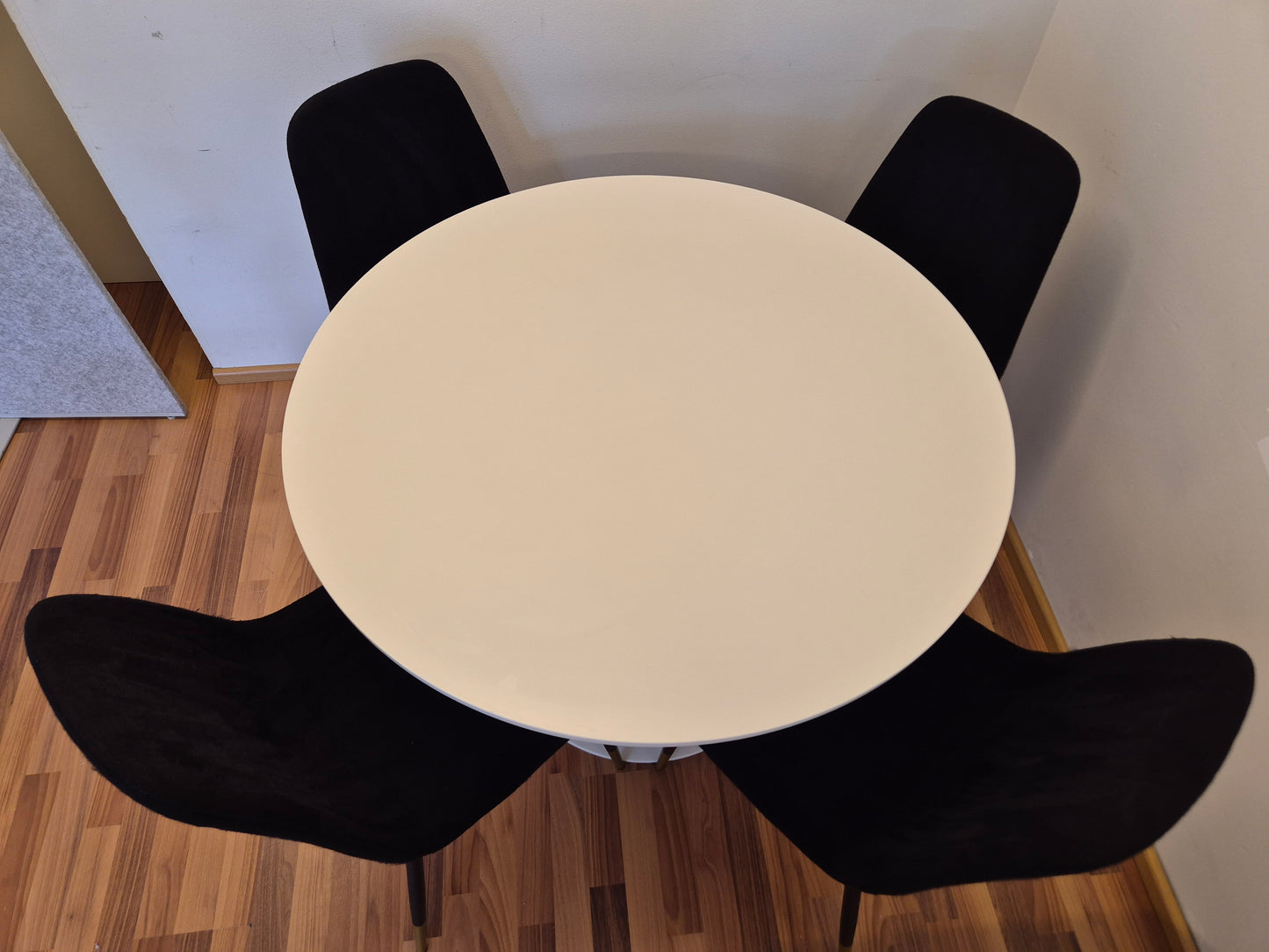Pyöreä Ruokapöytä ja 4 Tuolia