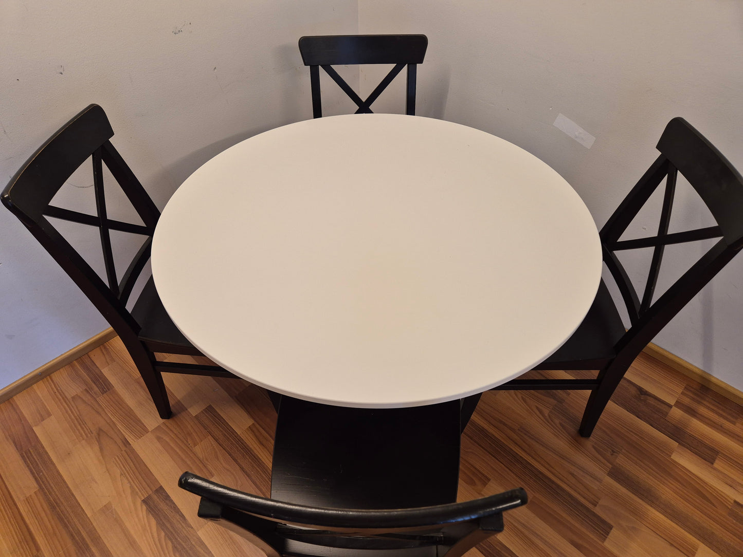 Ikea Docksta Pyöreä Ruokapöytä ja 4 Tuolia