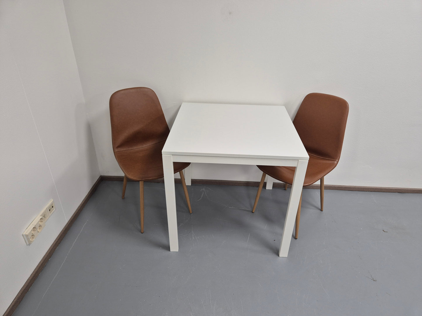 Ikea Melltorp Ruokapöytä ja 2 Jysk Tuoli