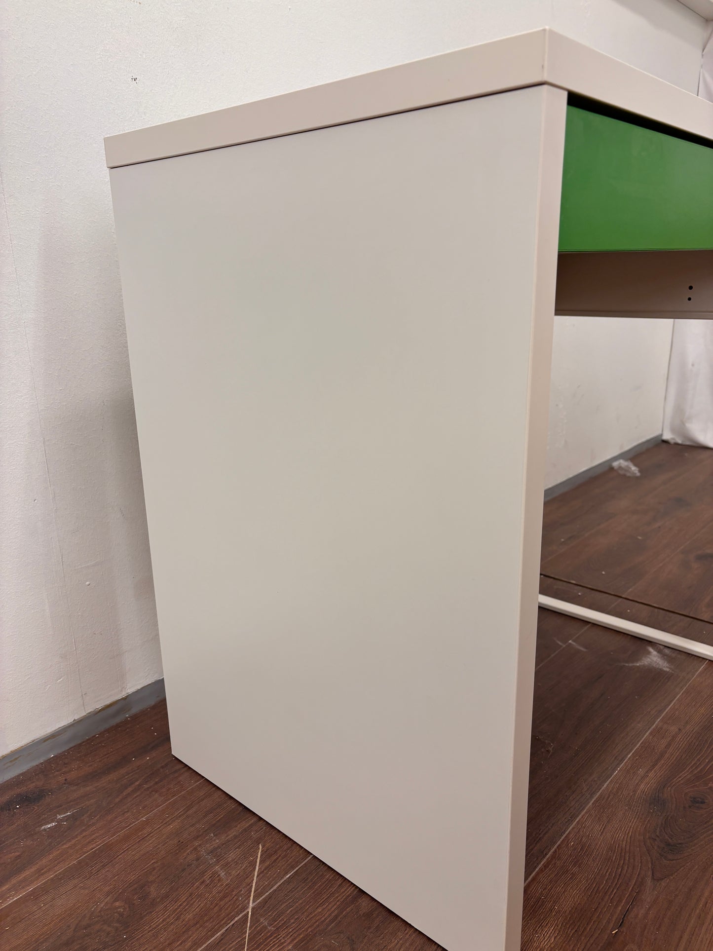 Ikea MICKE Työpöytä, Kalustori