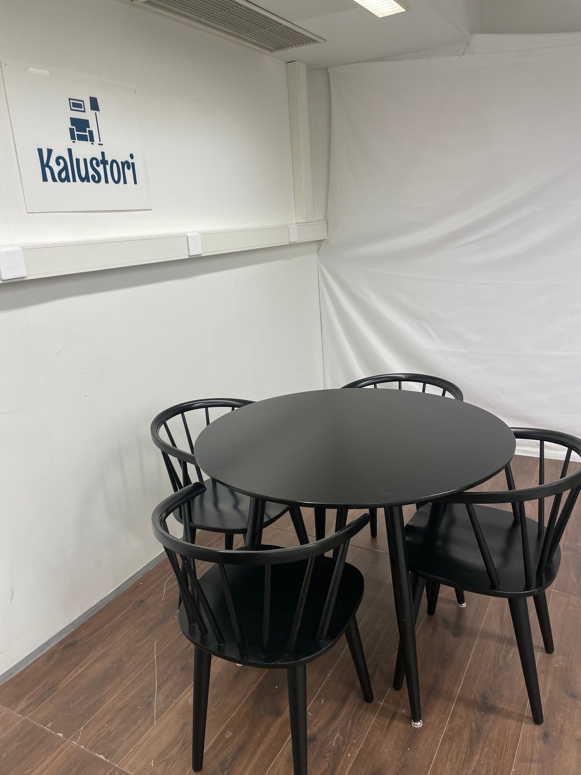 Pyöreä ruokailuryhmä neljälle Yumi-Carmen musta-musta, Rowico Kalustori