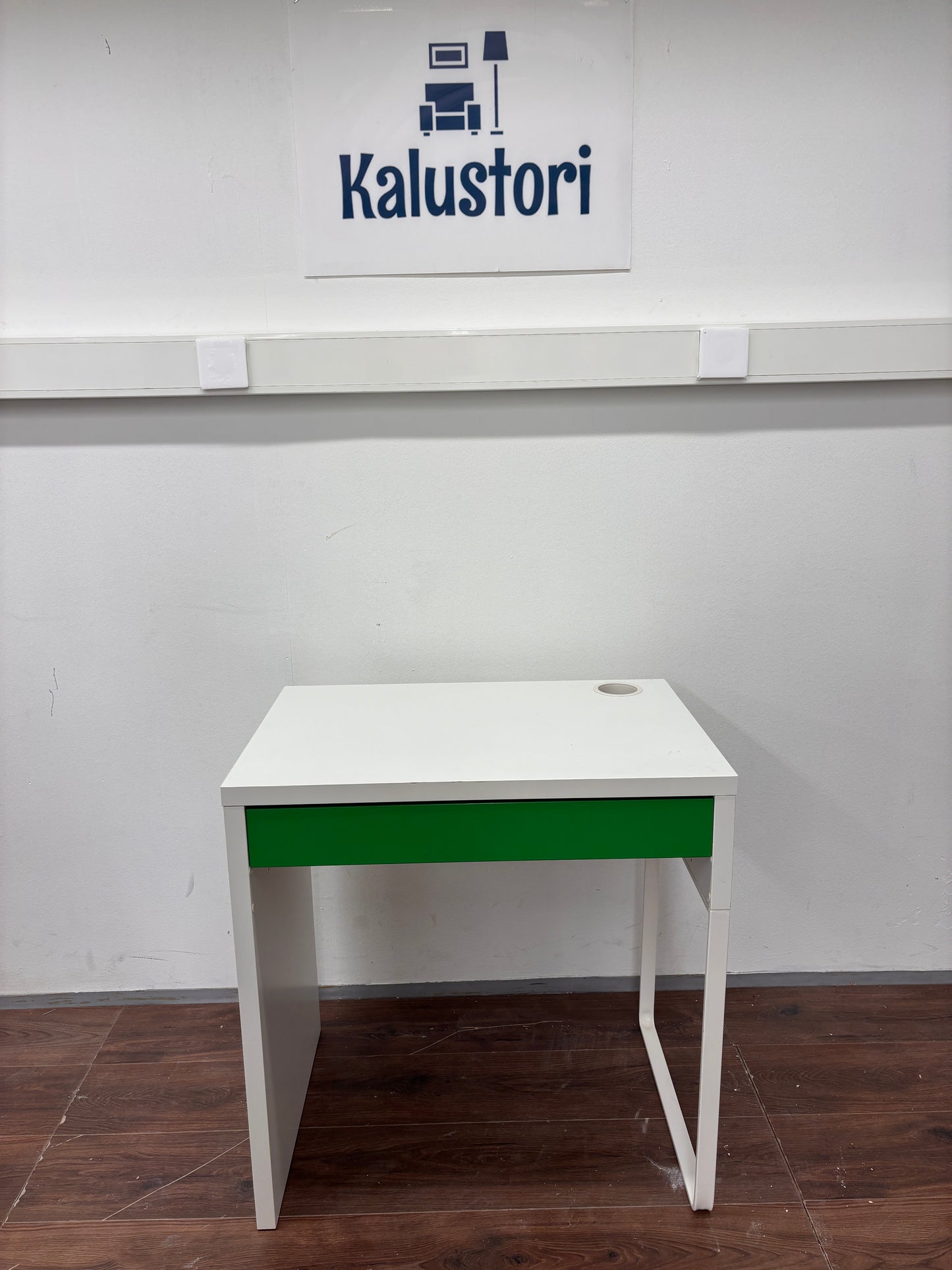 Ikea MICKE Työpöytä, Kalustori