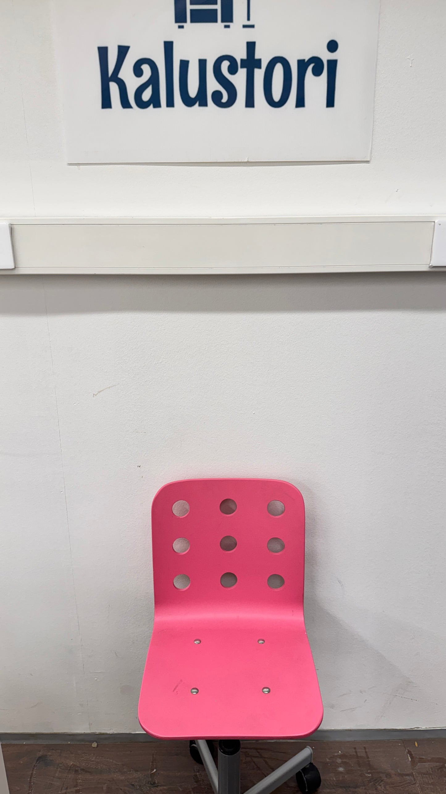 Ikea MICKE Työpöytä, valkoinen, 105x50 cm ja Ikea jules lasten työtuoli Kalustori