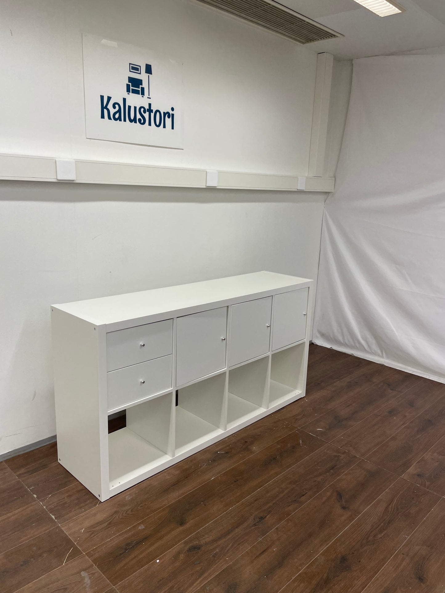 IKEA KALLAX Hylly ja 4 sisustetta, valkoinen Kalustori