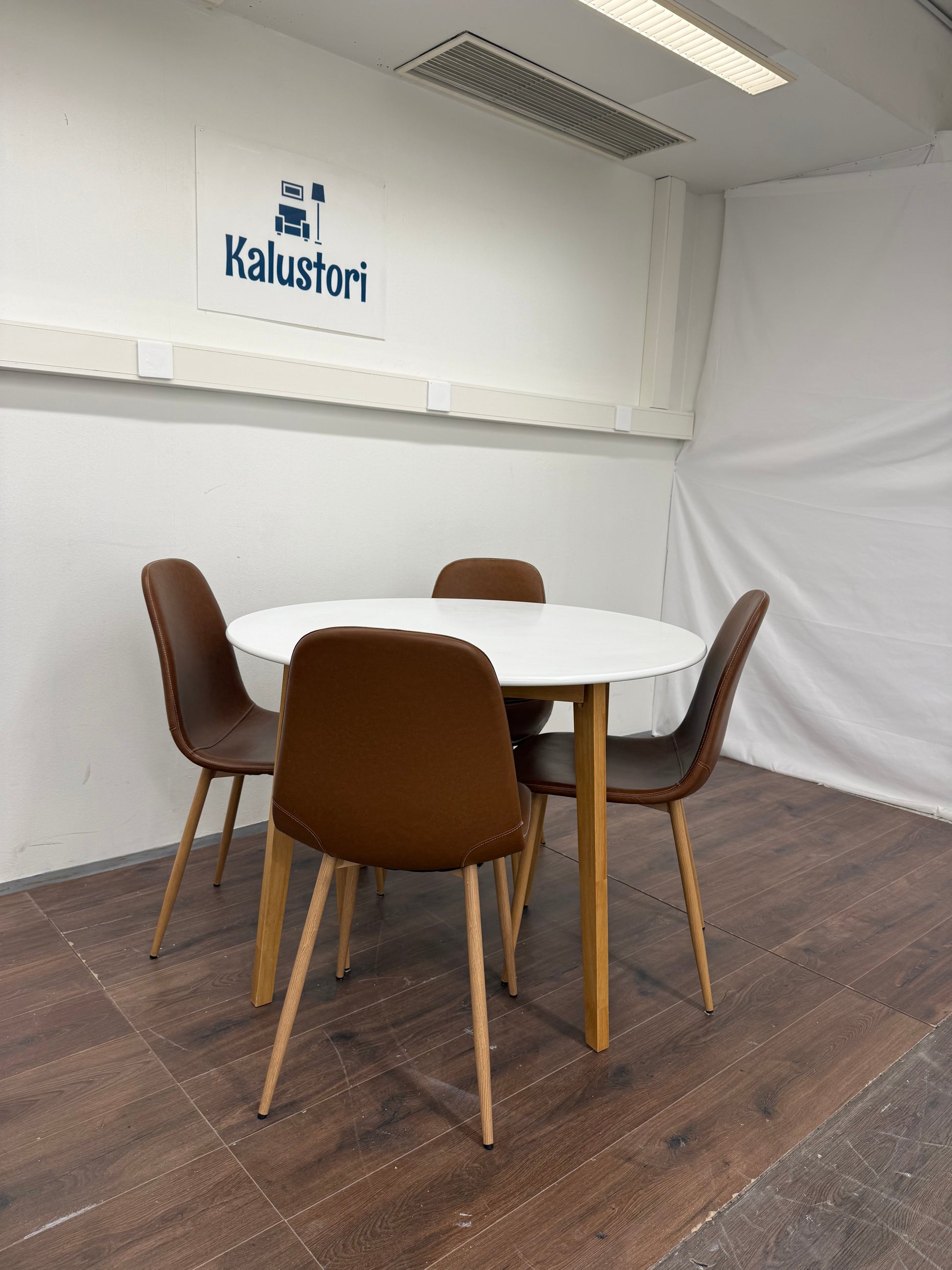 Jysk JEGIND Ruokapöytä ja JONSTRUP Ruokapöydän tuolit Kalustori