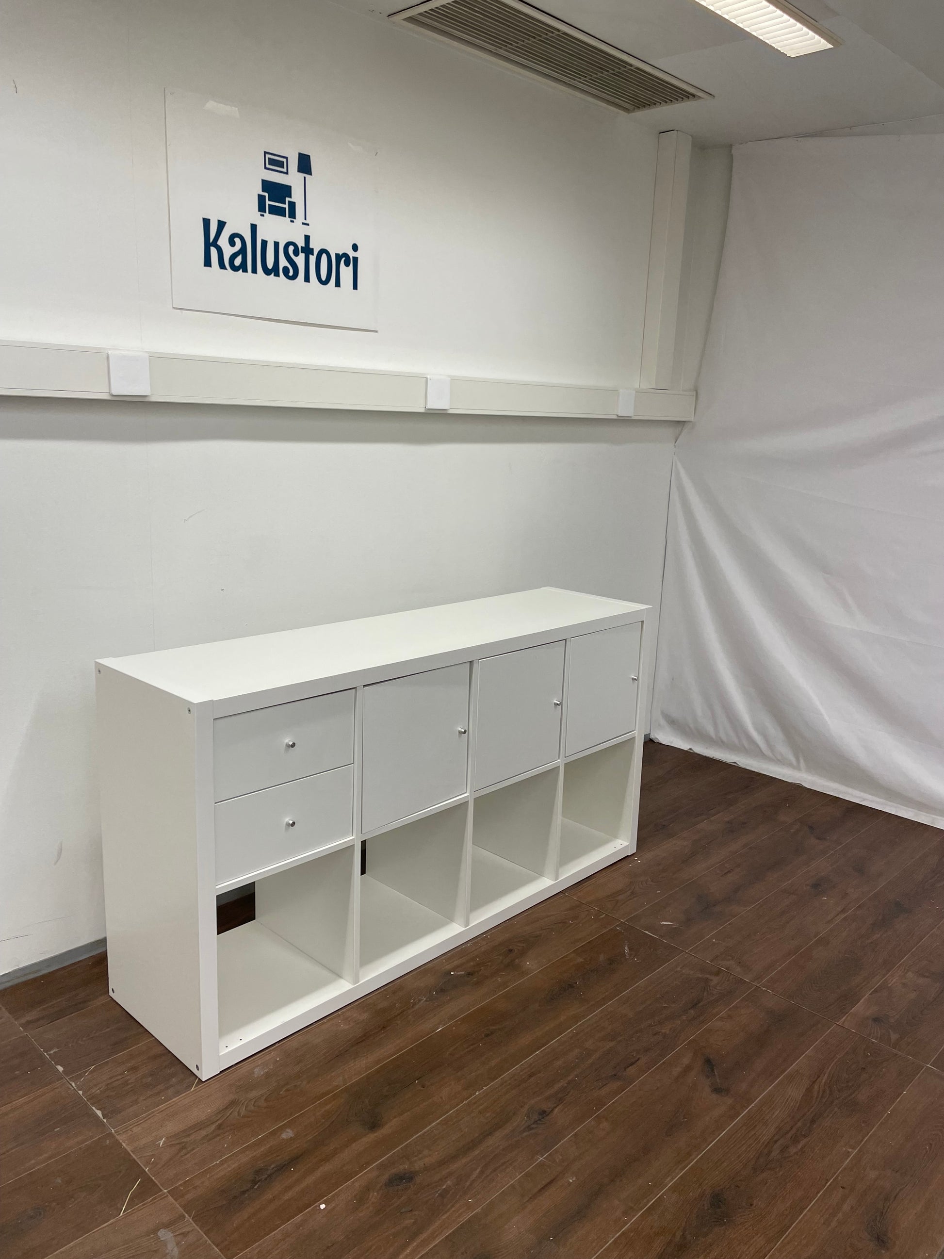 IKEA KALLAX Hylly ja 4 sisustetta, valkoinen Kalustori