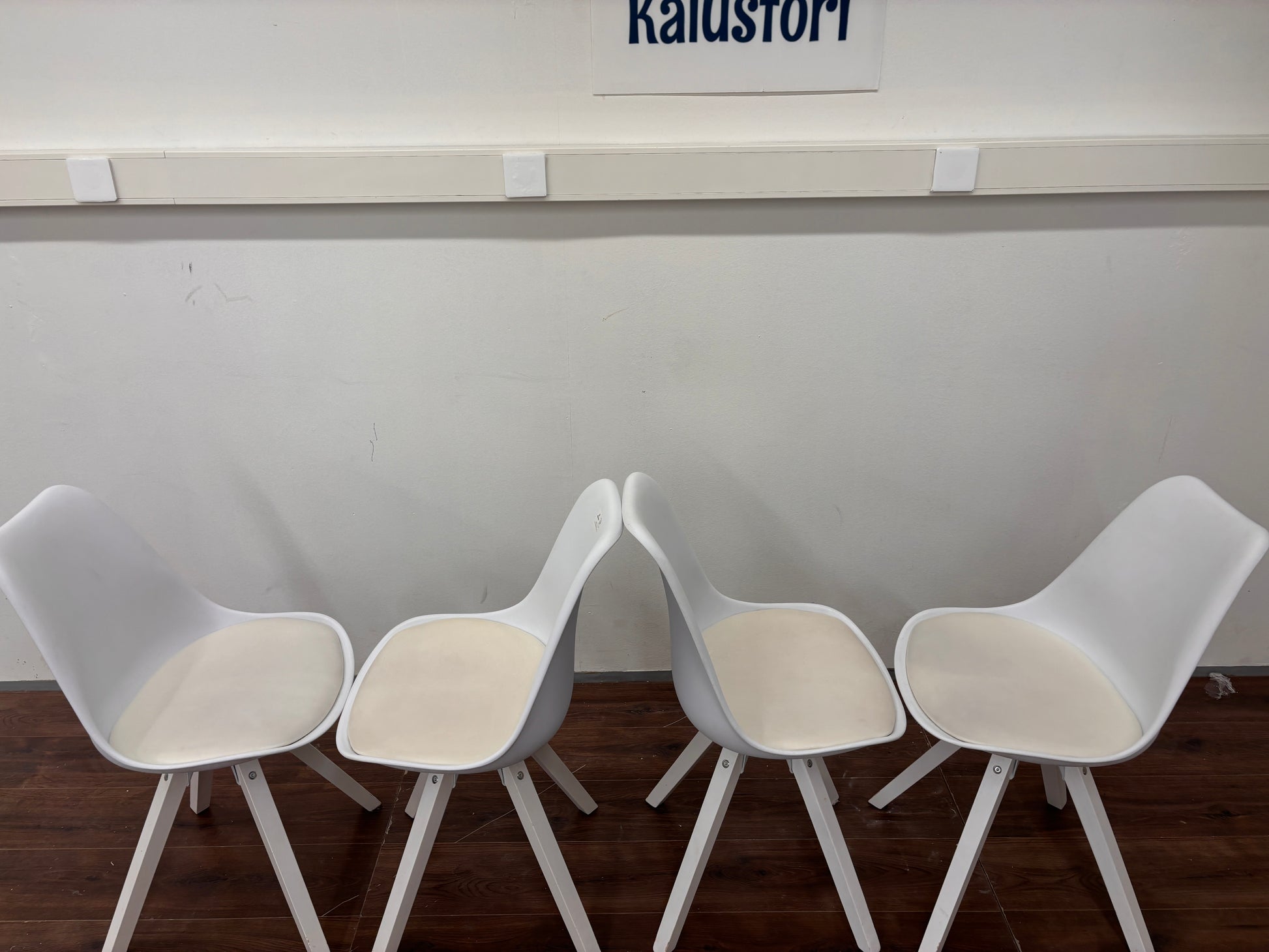 Valkoiset ruokapöydän tuolit 4kpl Kalustori