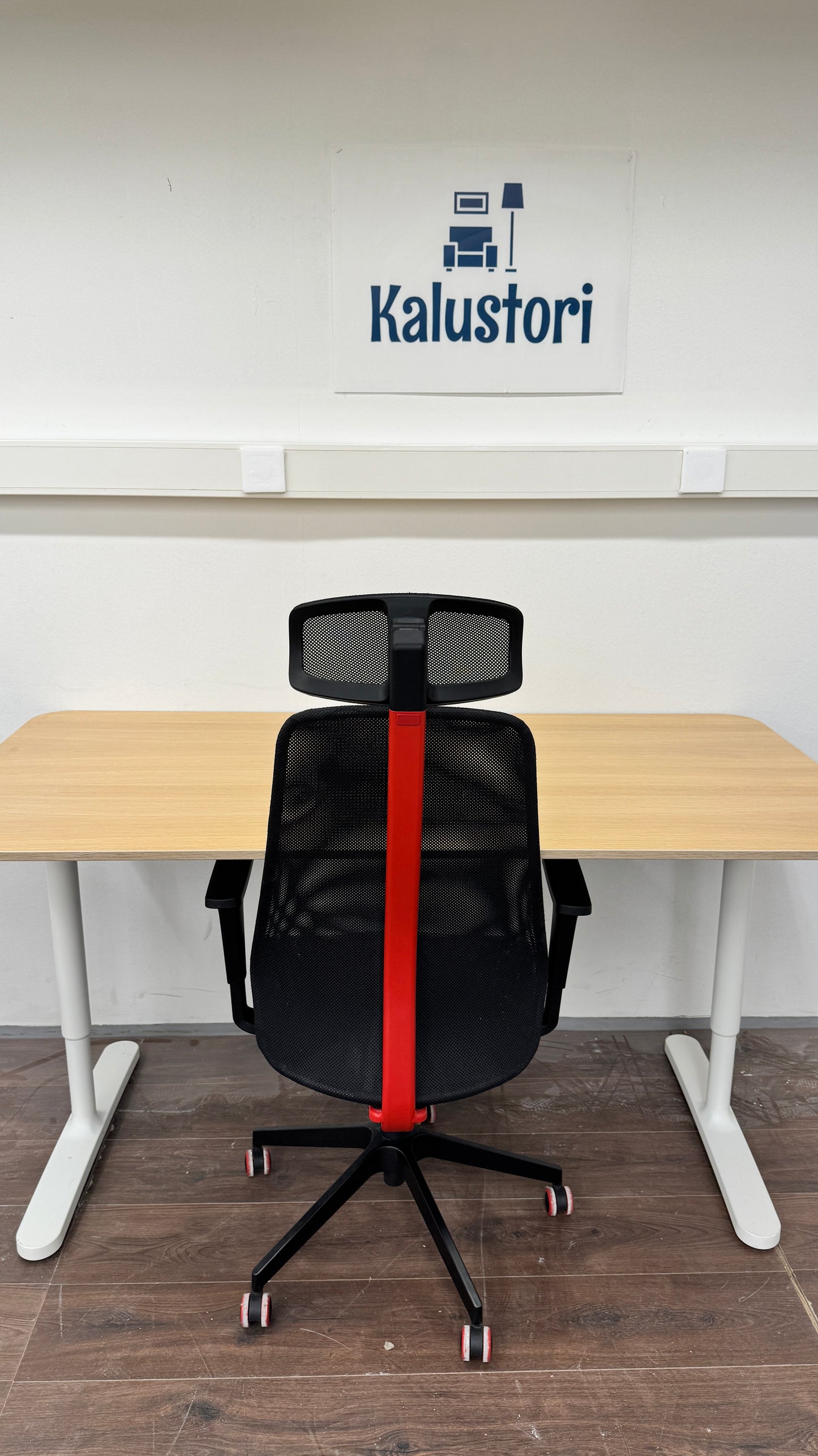 Ikea Bekant Työpöytä ja Ikea MATCHSPEL Gaming chair, Bomstad black Kalustori