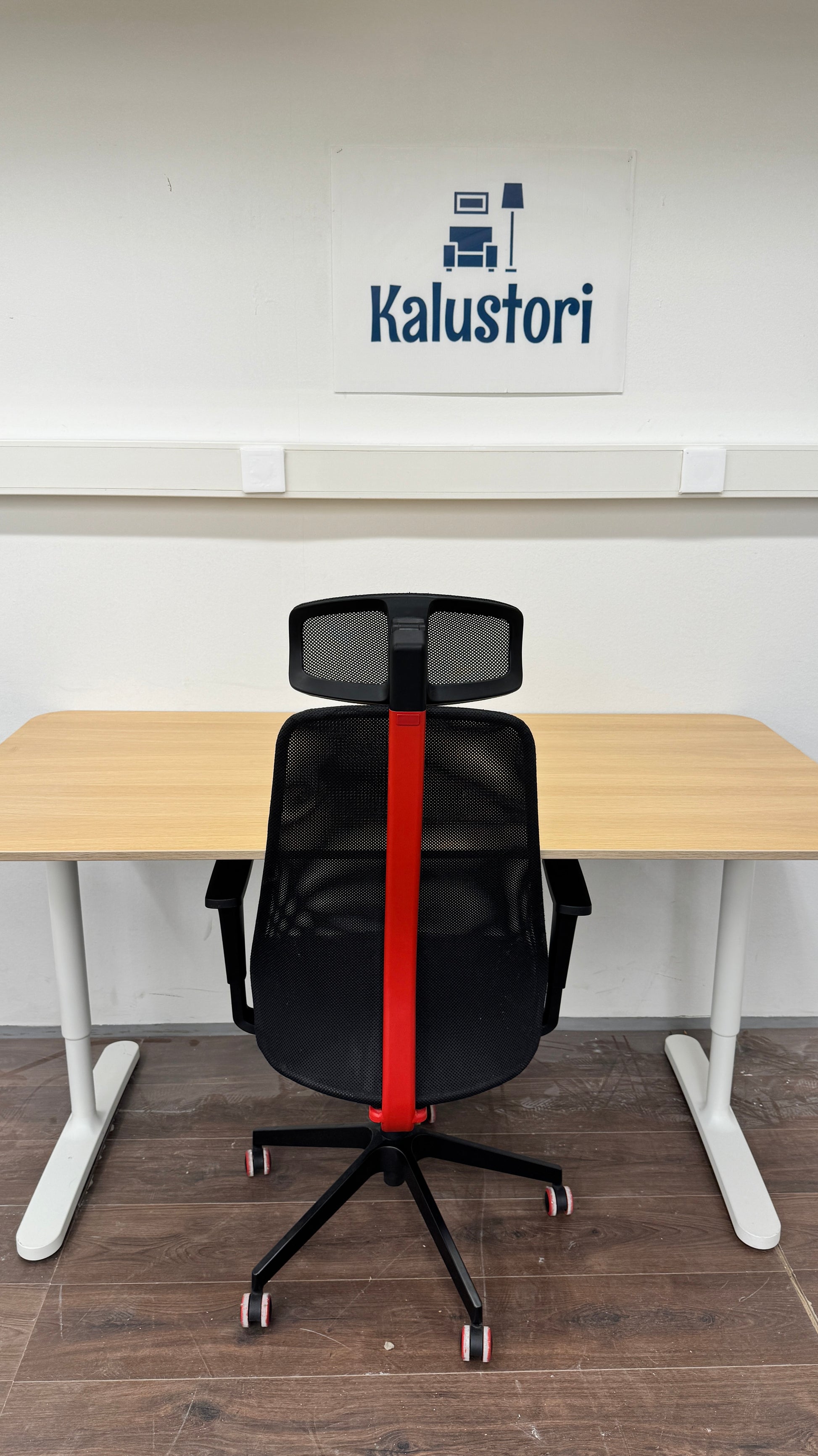 Ikea Bekant Työpöytä ja Ikea MATCHSPEL Gaming chair, Bomstad black Kalustori