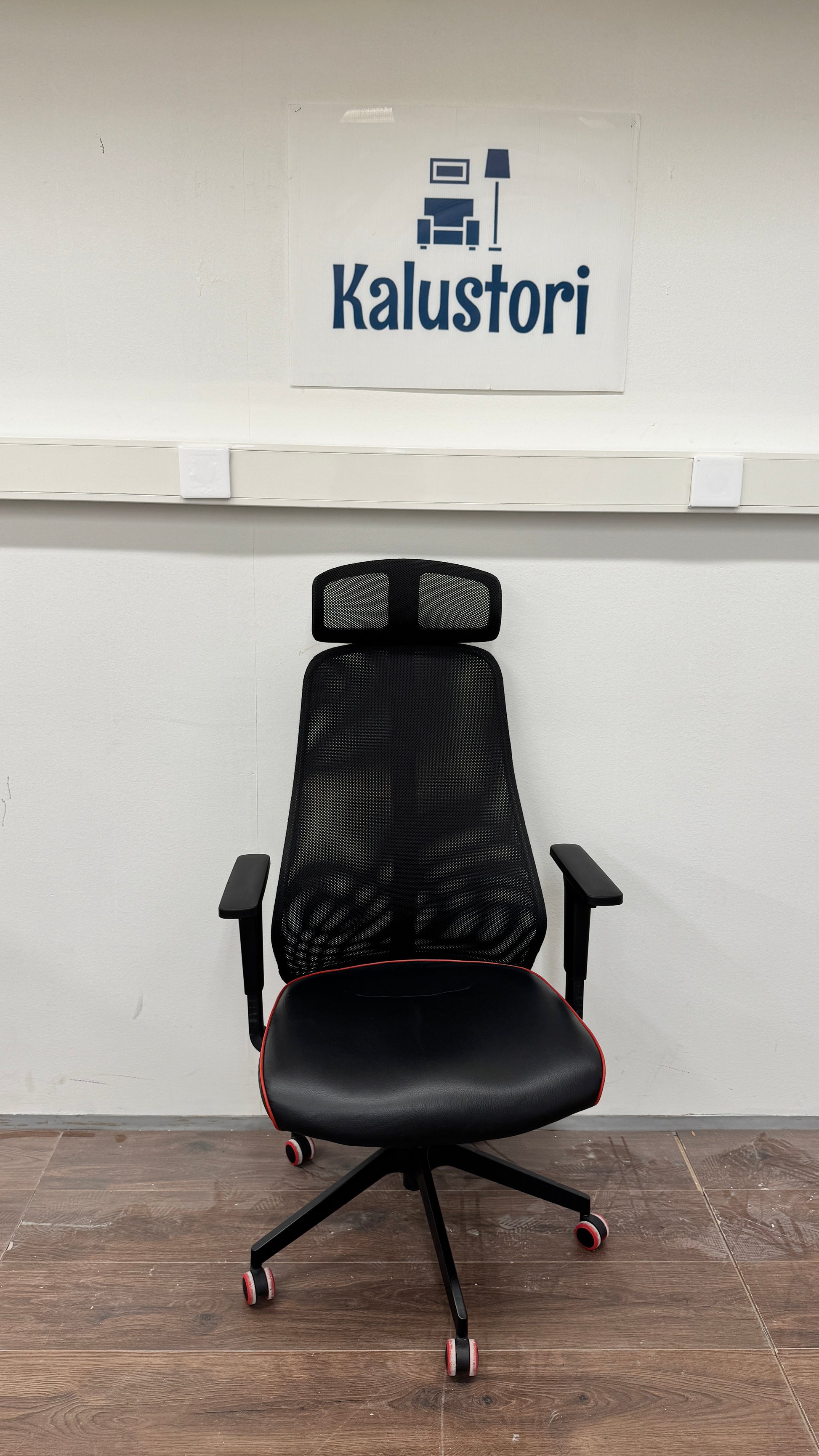 Ikea Bekant Työpöytä ja Ikea MATCHSPEL Gaming chair, Bomstad black Kalustori