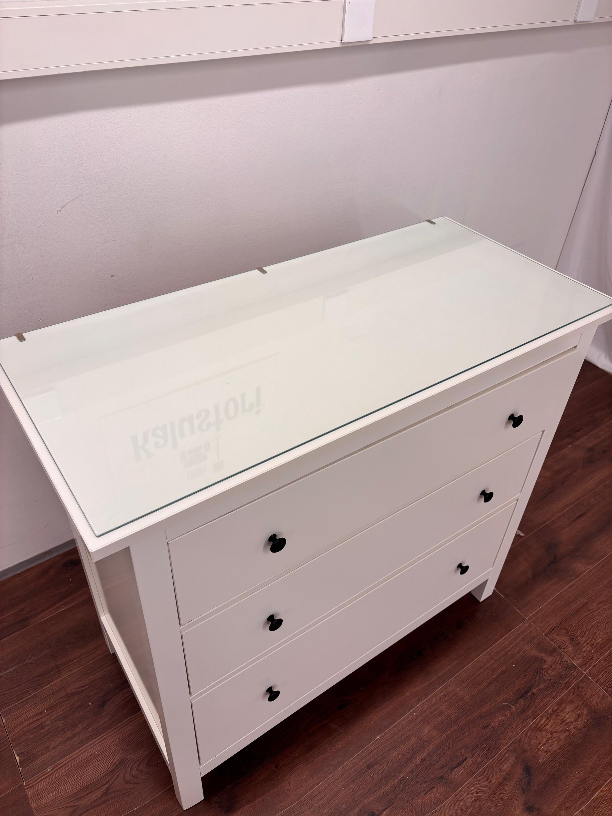 Ikea Hemnes lipasto lasilevyllä Kalustori