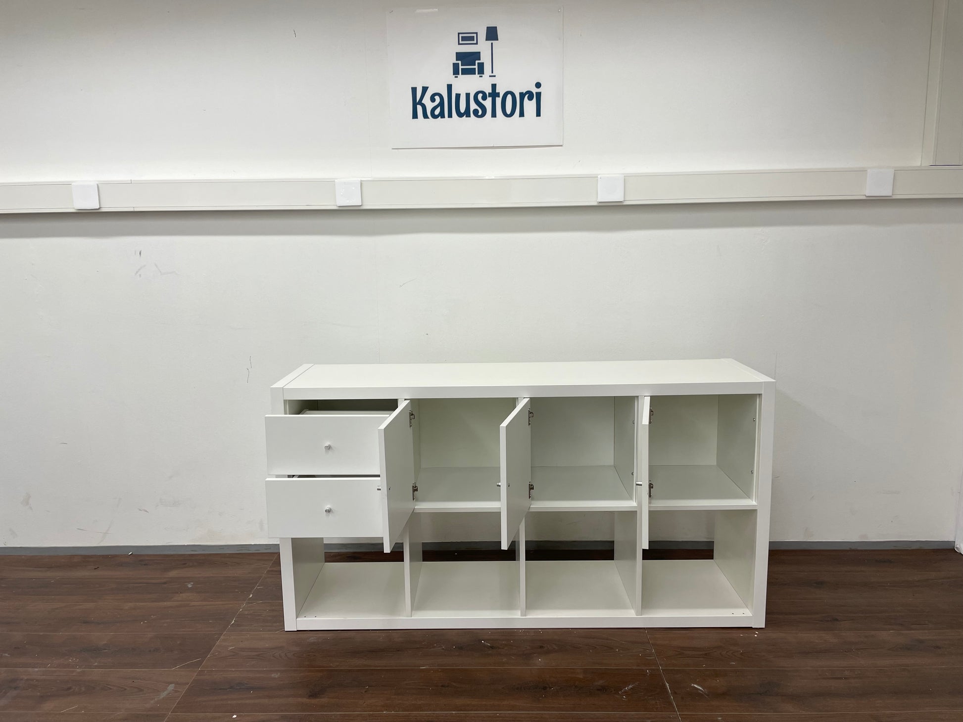 IKEA KALLAX Hylly ja 4 sisustetta, valkoinen Kalustori