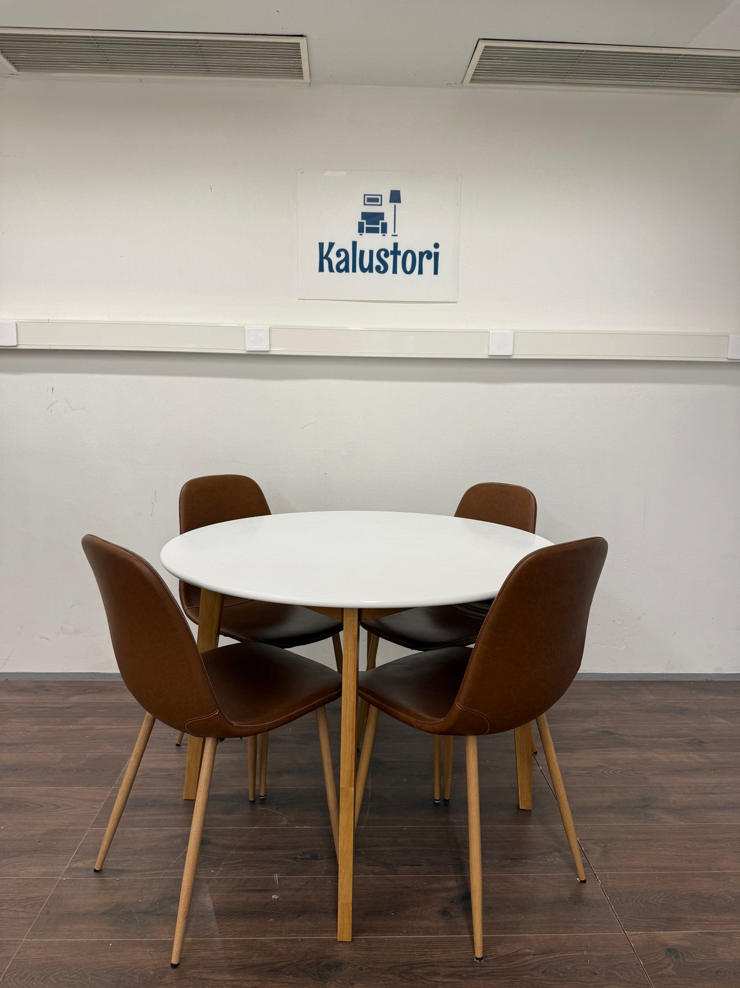 Jysk JEGIND Ruokapöytä ja JONSTRUP Ruokapöydän tuolit Kalustori