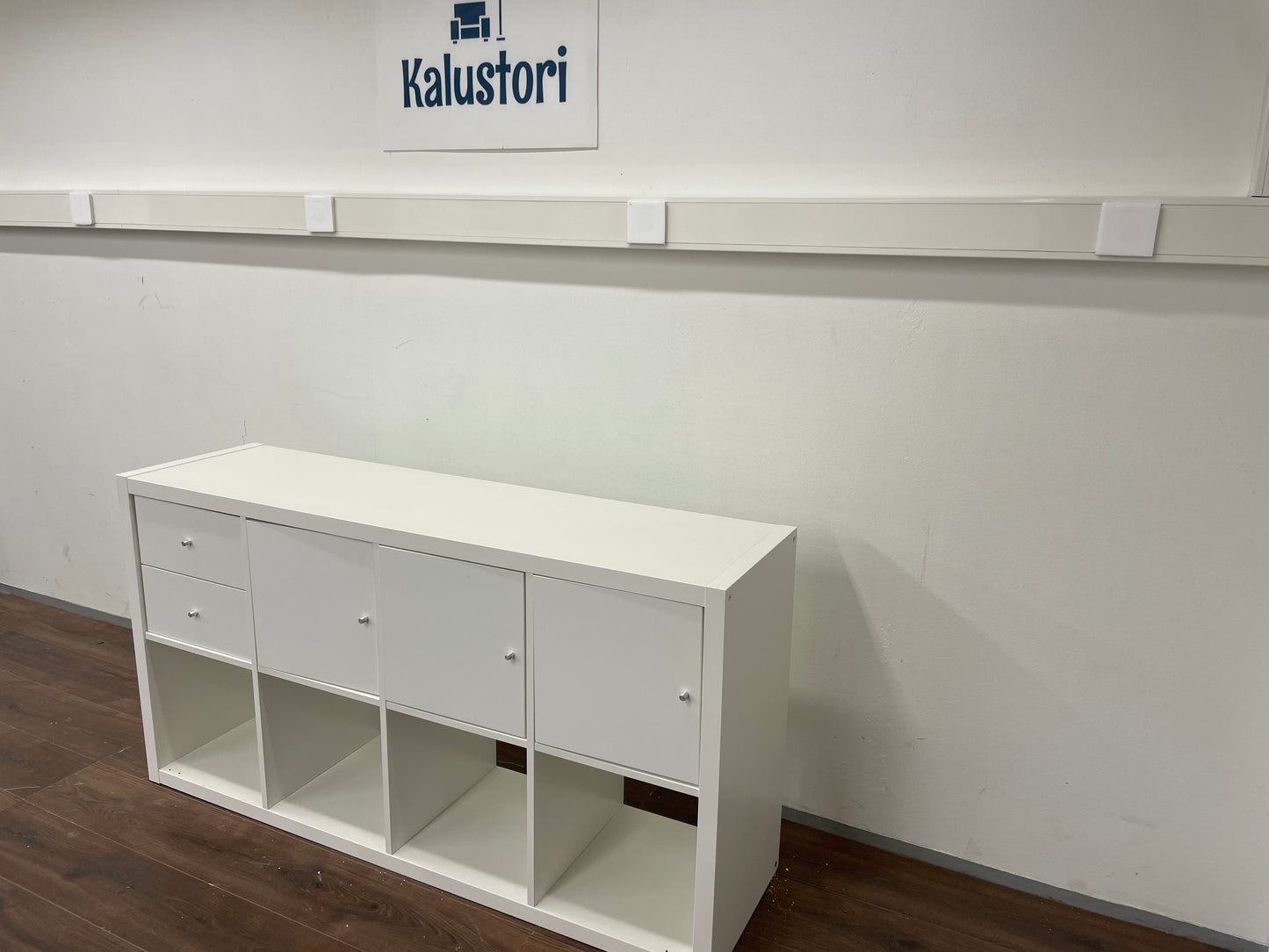 IKEA KALLAX Hylly ja 4 sisustetta, valkoinen Kalustori