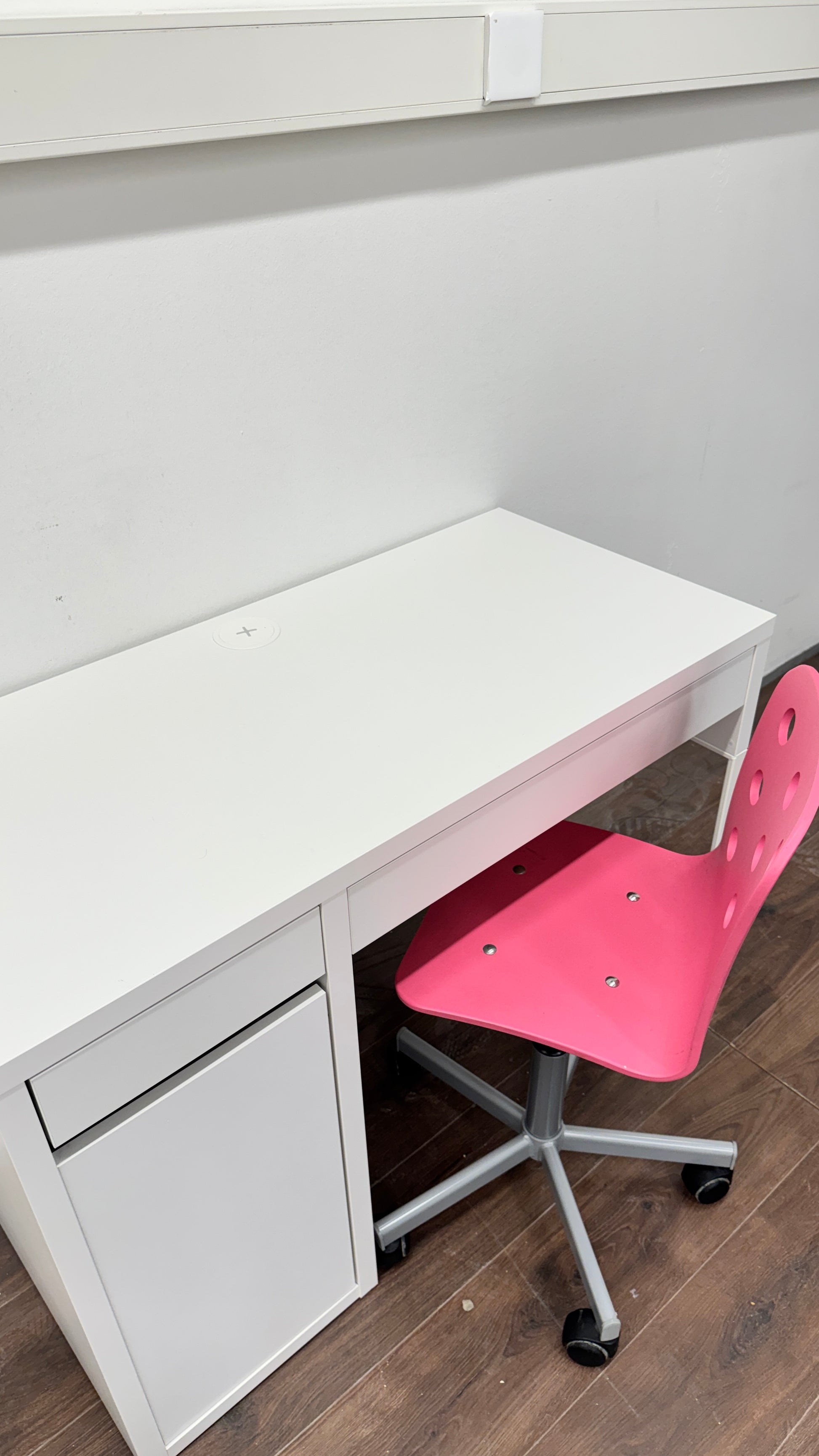 Ikea MICKE Työpöytä, valkoinen, 105x50 cm ja Ikea jules lasten työtuoli Kalustori