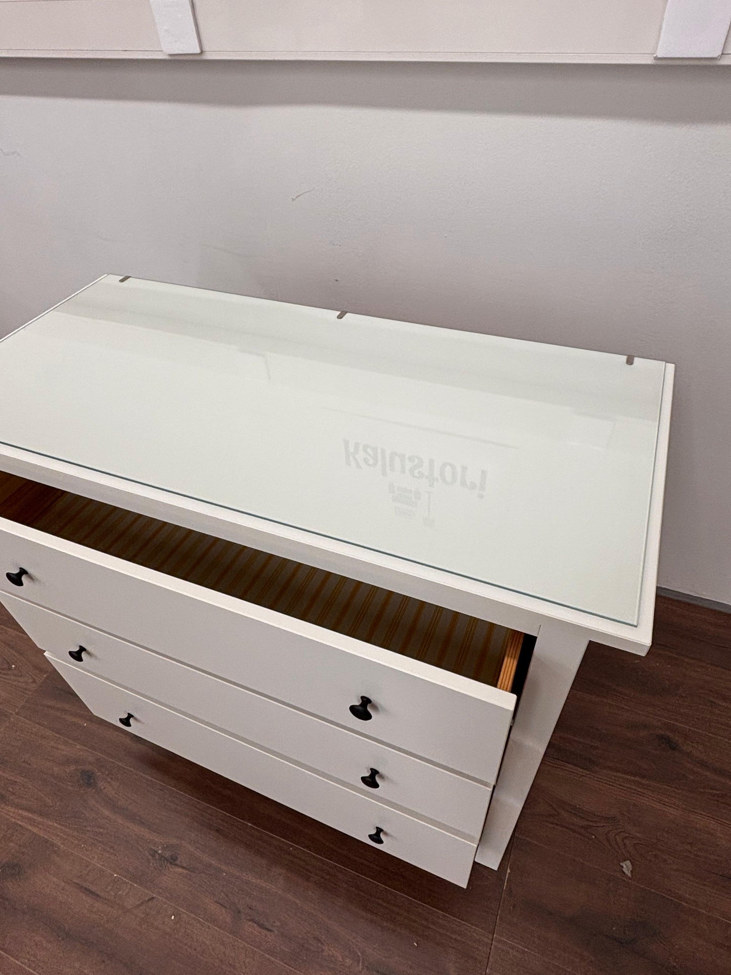 Ikea Hemnes lipasto lasilevyllä Kalustori