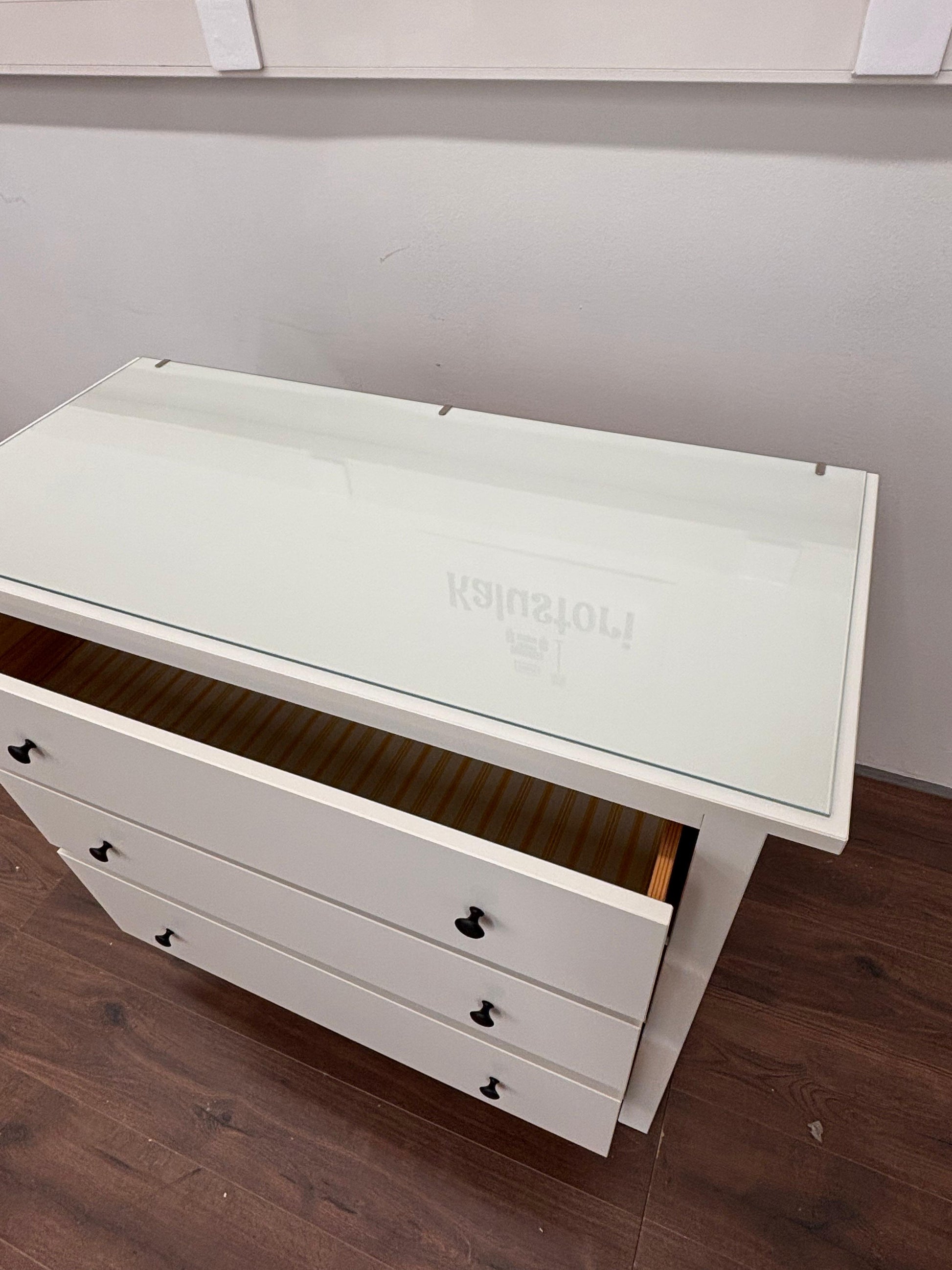 Ikea Hemnes lipasto lasilevyllä Kalustori