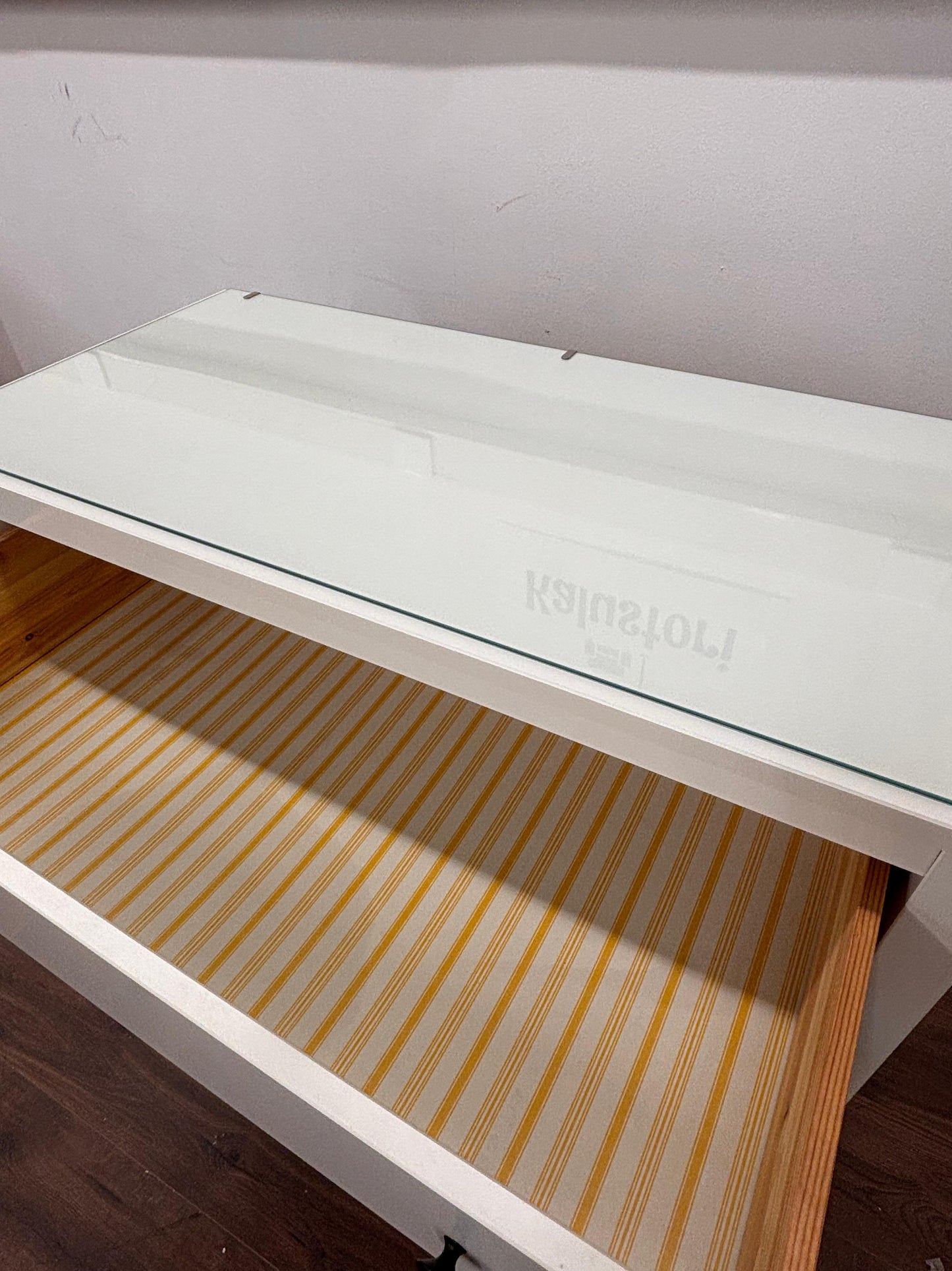 Ikea Hemnes lipasto lasilevyllä Kalustori