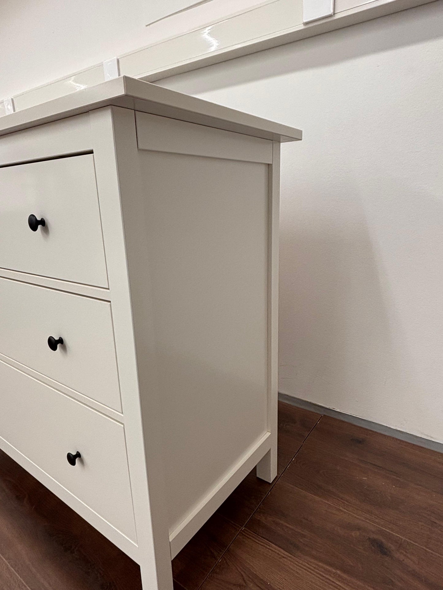 Ikea Hemnes lipasto lasilevyllä Kalustori