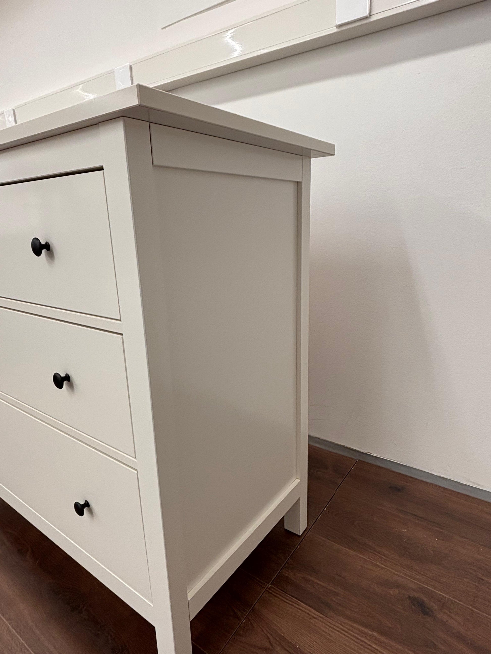 Ikea Hemnes lipasto lasilevyllä Kalustori