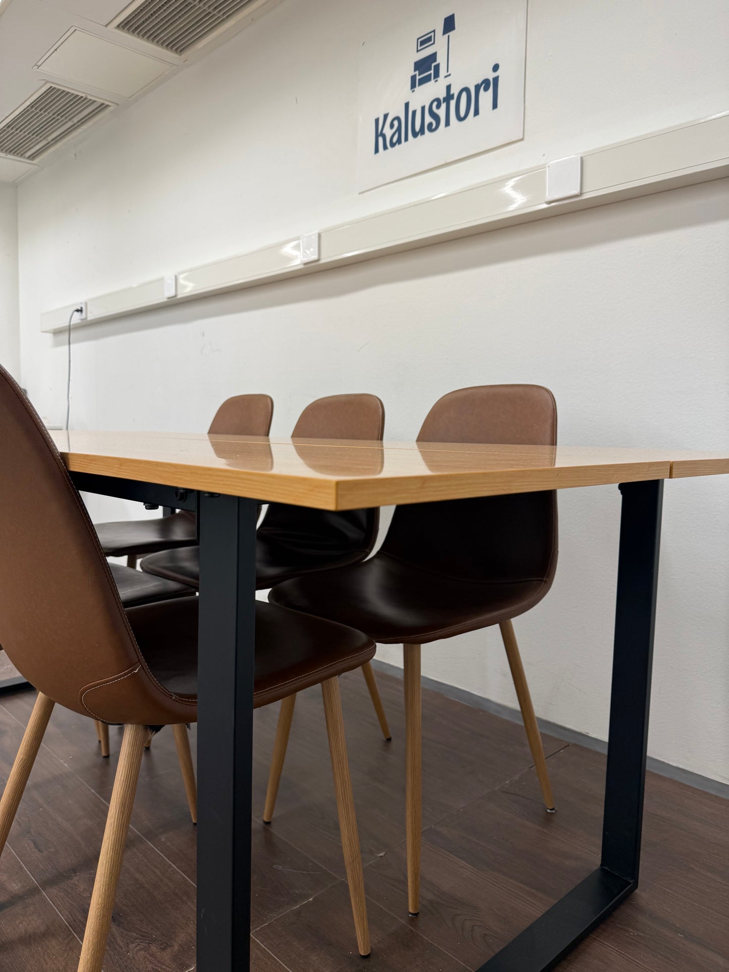 Jysk Ruokapöytä ja JONSTRUP Ruokapöydän tuolit Kalustori