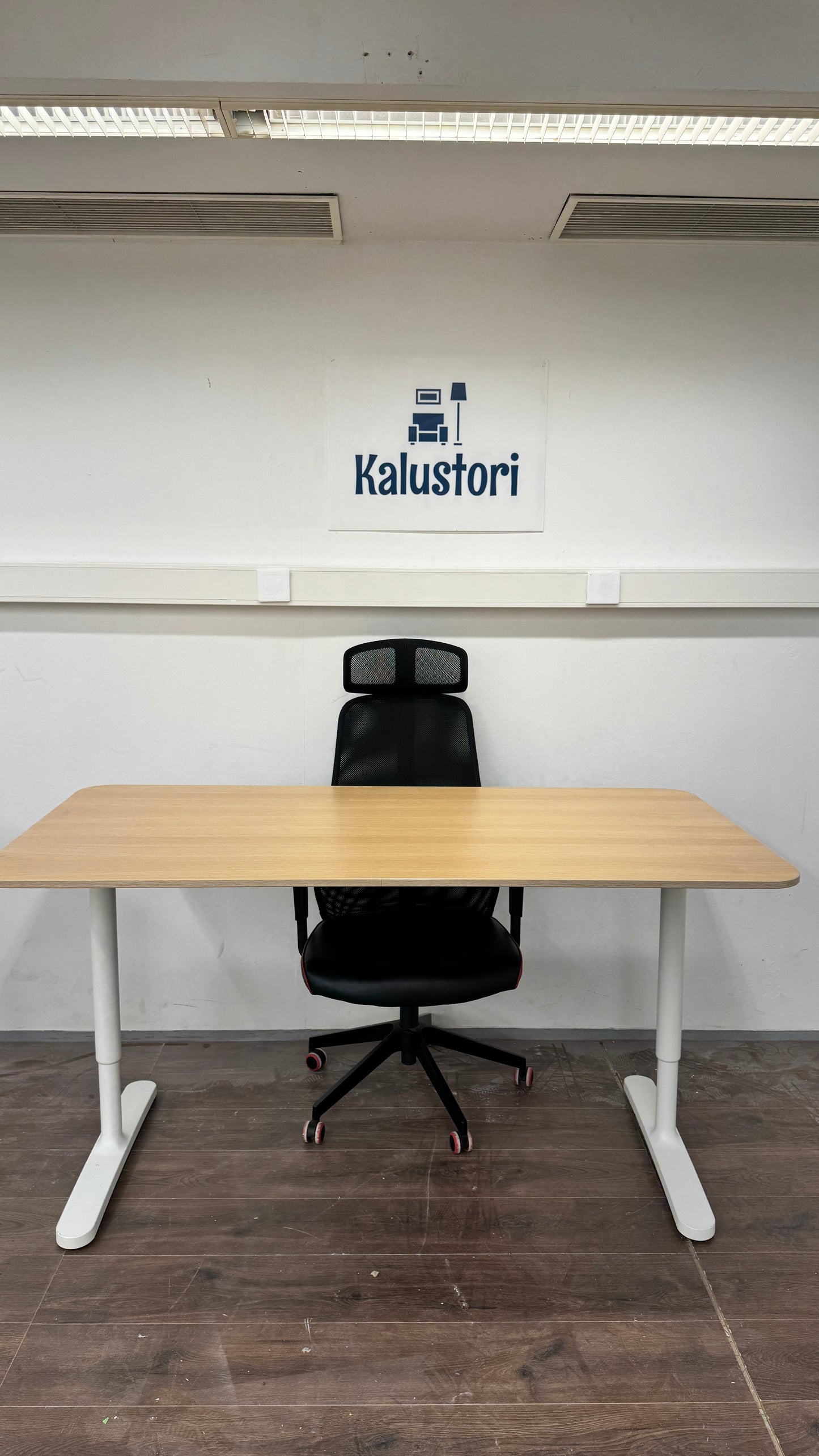Ikea Bekant Työpöytä ja Ikea MATCHSPEL Gaming chair, Bomstad black Kalustori