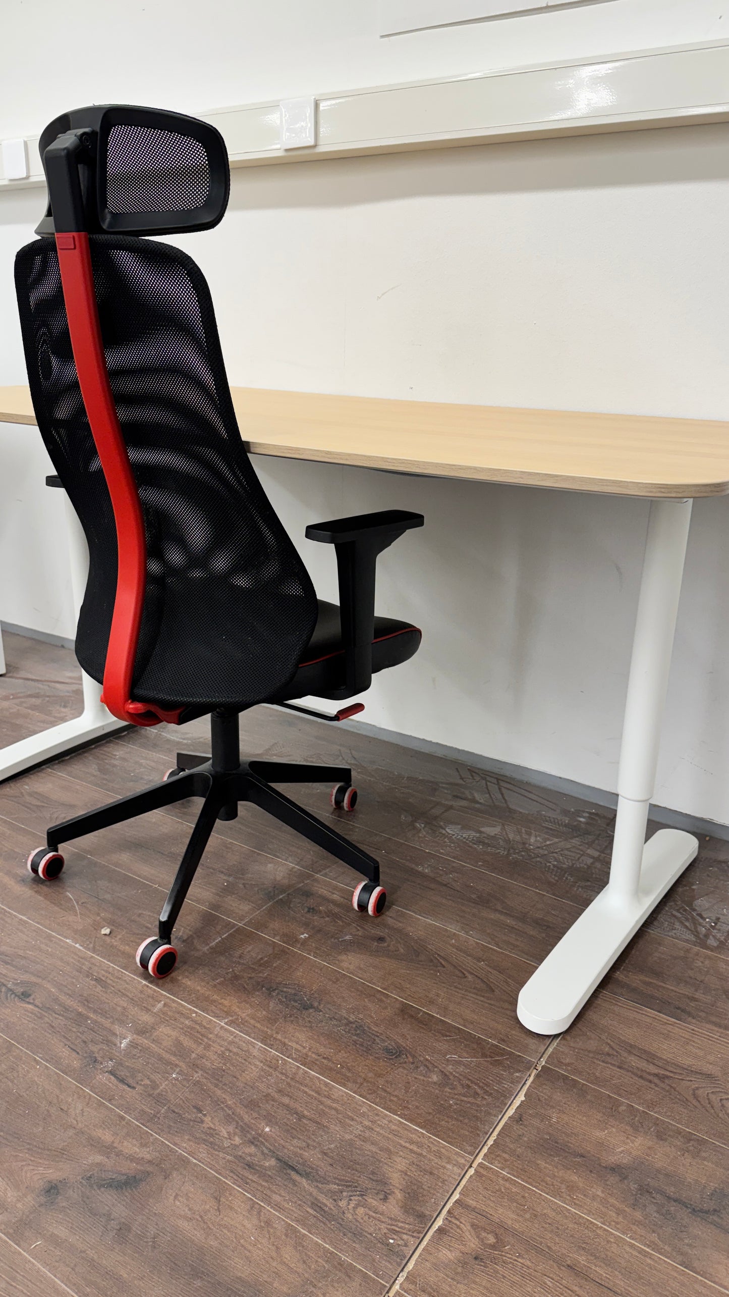 Ikea Bekant Työpöytä ja Ikea MATCHSPEL Gaming chair, Bomstad black Kalustori
